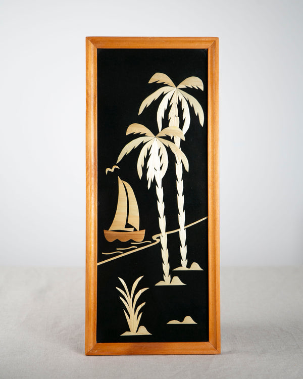 Palmen und ein Boot im Wasser Strohintarsien