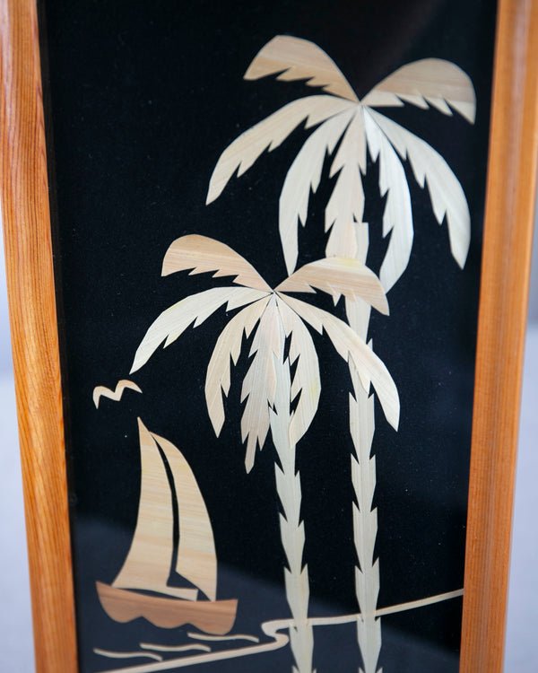 Palmen und ein Boot im Wasser Strohintarsien