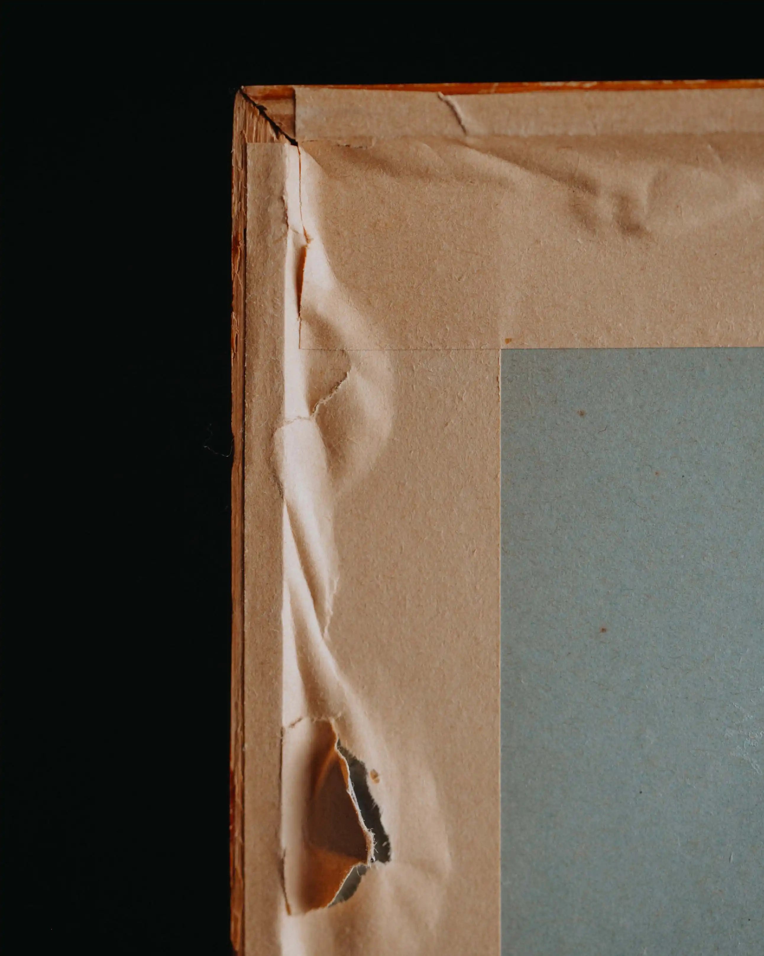 Rückansicht Rahmen Makel Second-Hand Blumenbild gebraucht, ein Kunstwerk aus getrockneten Blumen zum Aufhaengen aus dem Duerer Haus Potsdam