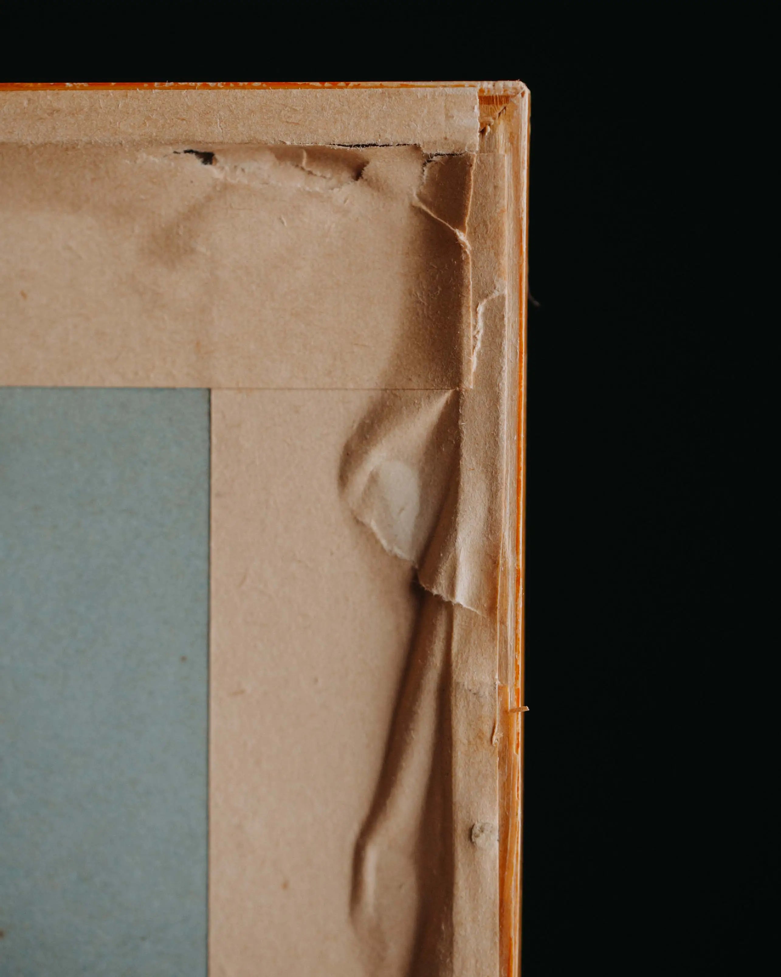 Rückansicht Rahmen Makel Second-Hand Blumenbild gebraucht, ein Kunstwerk aus getrockneten Blumen zum Aufhaengen aus dem Duerer Haus Potsdam