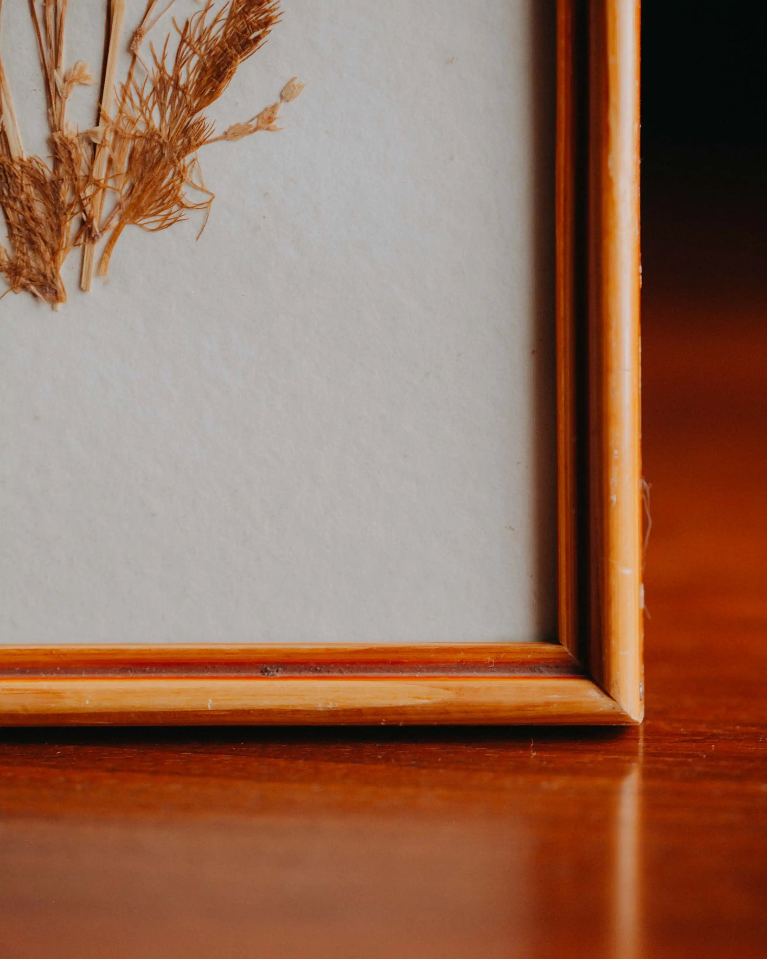 Rahmenansicht Second-Hand Blumenbild gebraucht, ein Kunstwerk aus getrockneten Blumen zum Aufhaengen aus dem Duerer Haus Potsdam