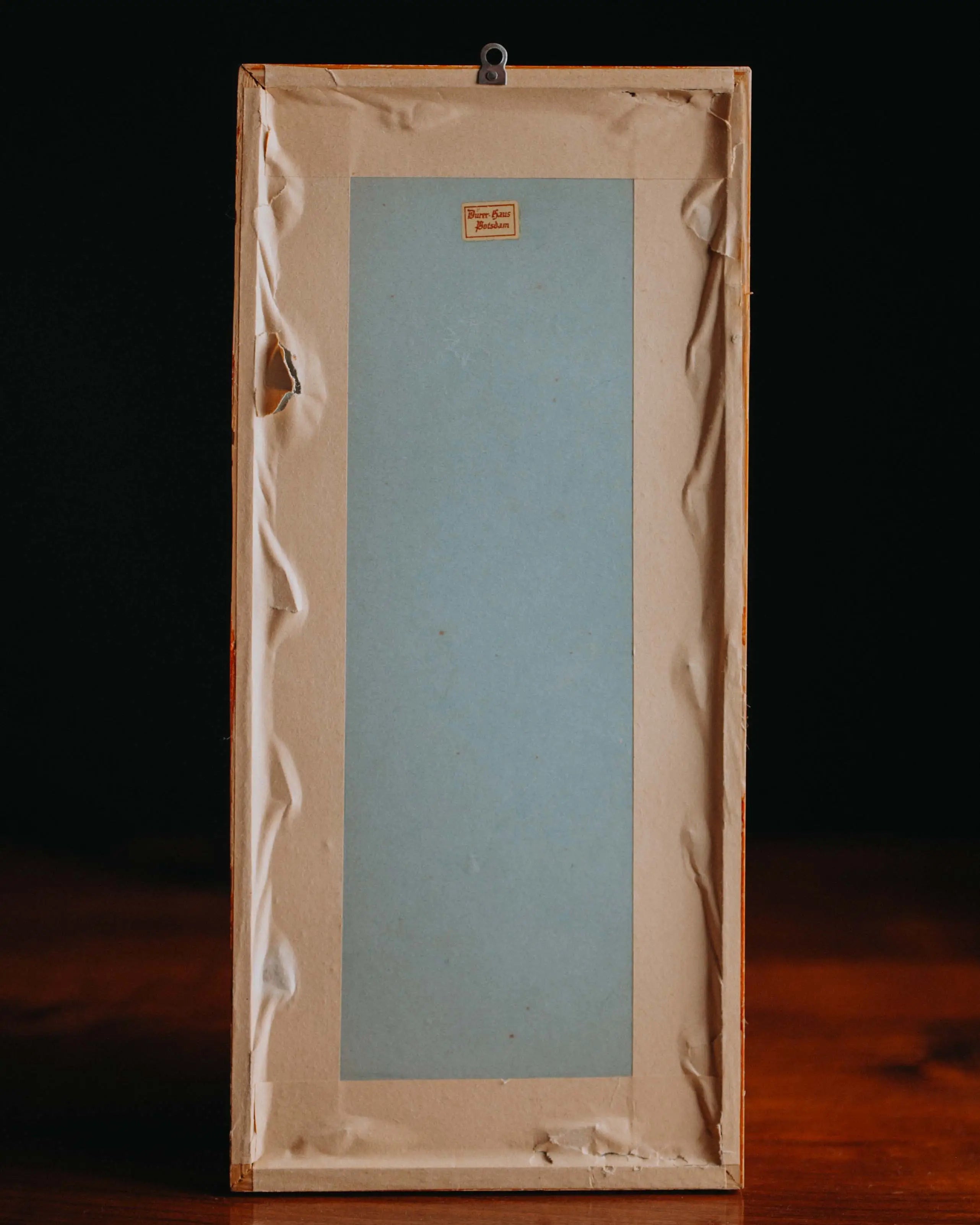 Rückansicht Rahmen Second-Hand Blumenbild gebraucht, ein Kunstwerk aus getrockneten Blumen zum Aufhaengen aus dem Duerer Haus Potsdam