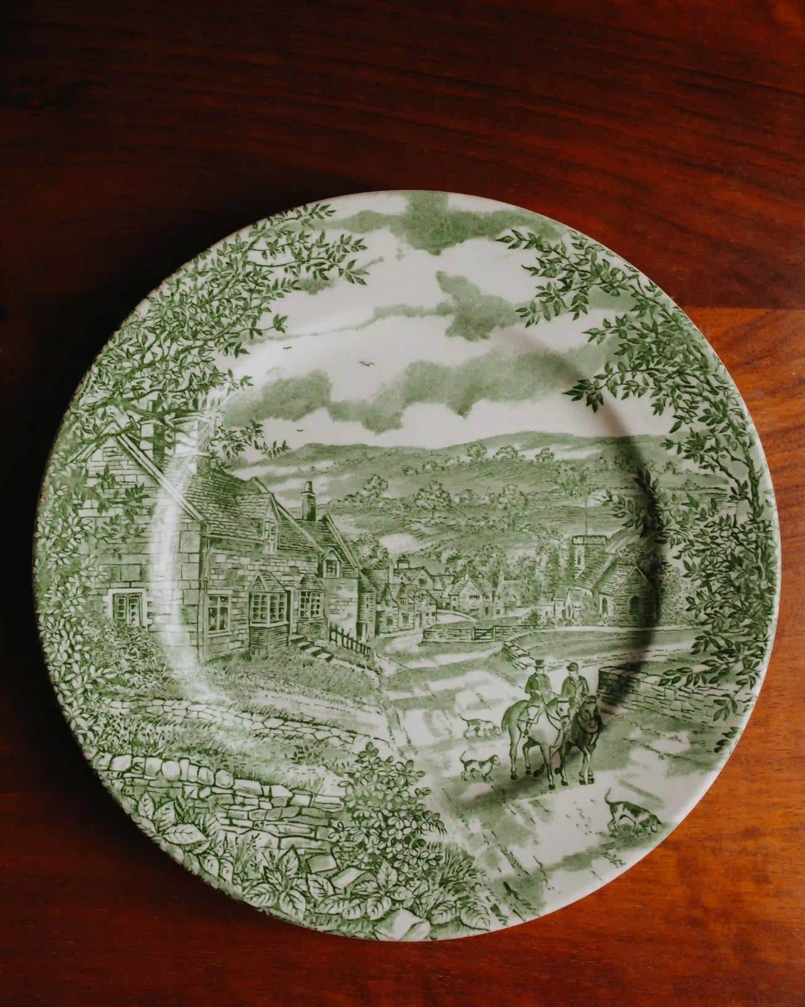 Gesamtansicht Second-Hand Teller gebraucht, ein Stueck zum Servieren und Anrichten, englische Teller im landhausstil