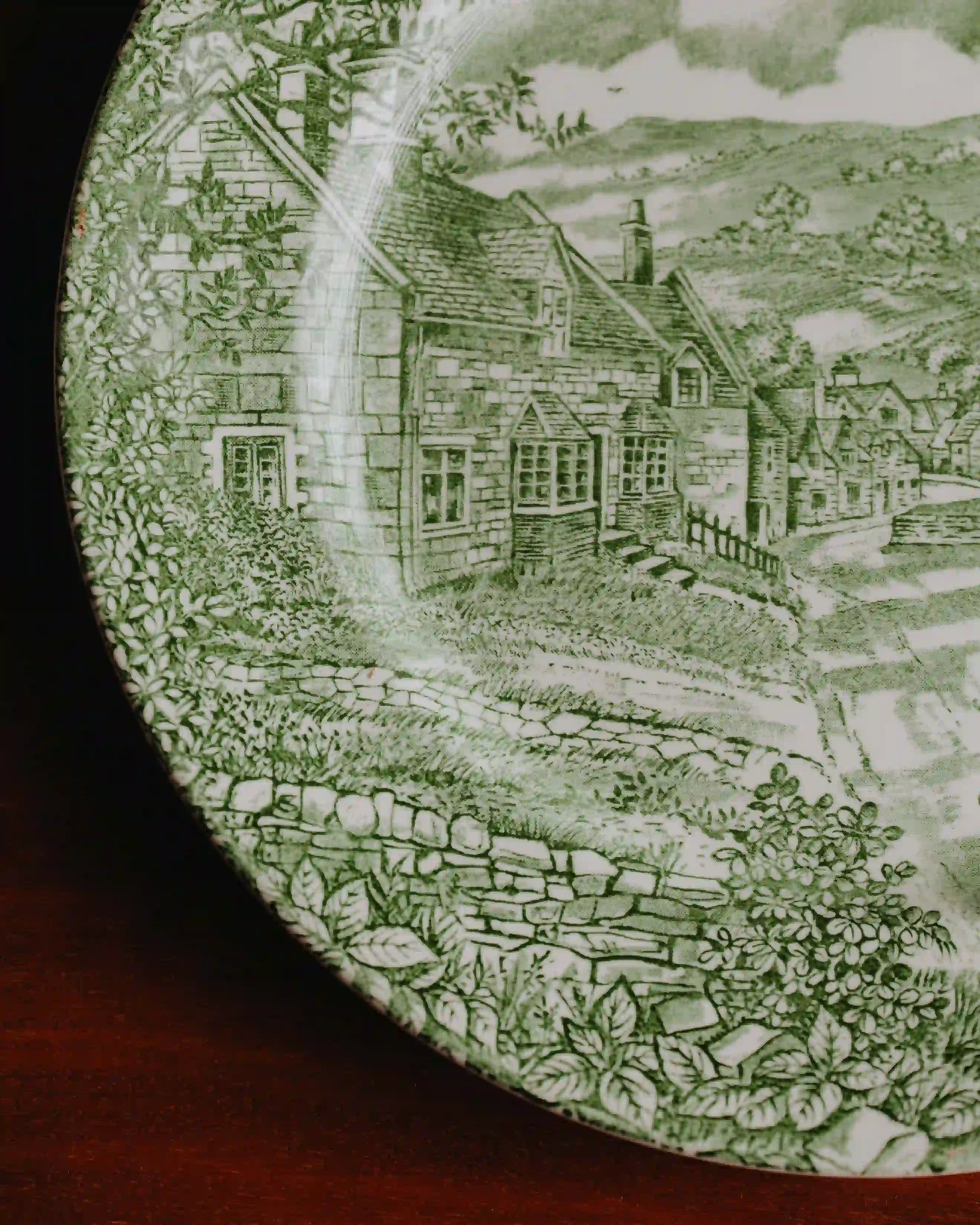 Detail Second-Hand Teller gebraucht, ein Stueck zum Servieren und Anrichten, englische Teller im landhausstil