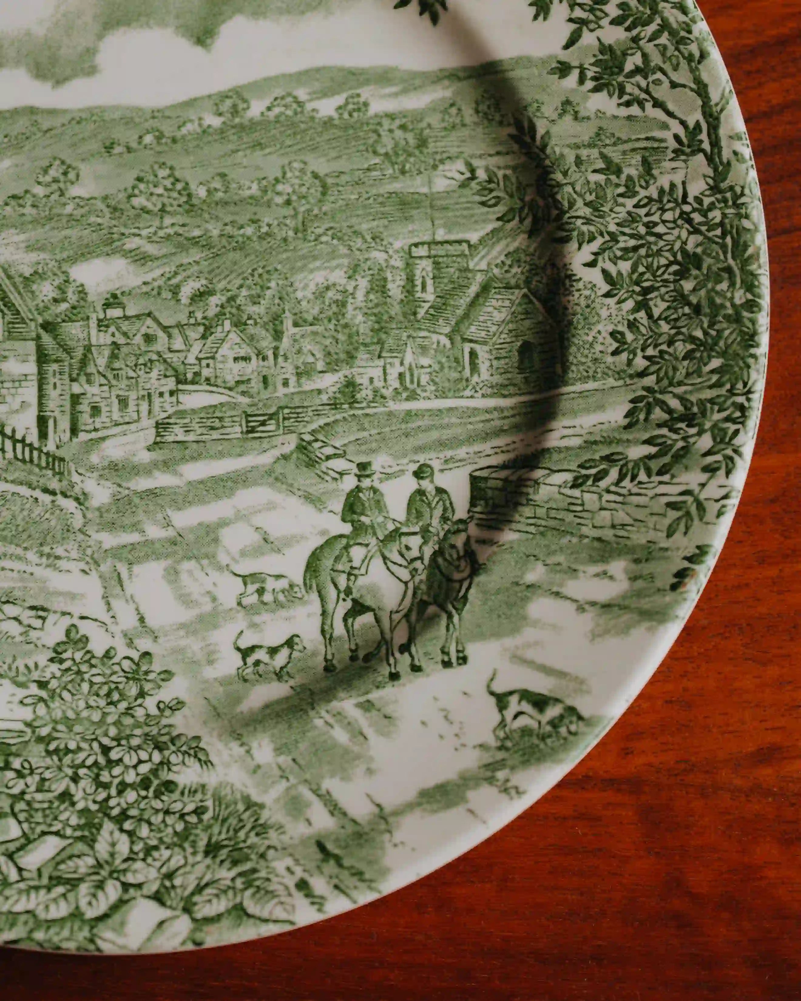 Detailansicht Second-Hand Teller gebraucht, ein Stueck zum Servieren und Anrichten, englische Teller im landhausstil