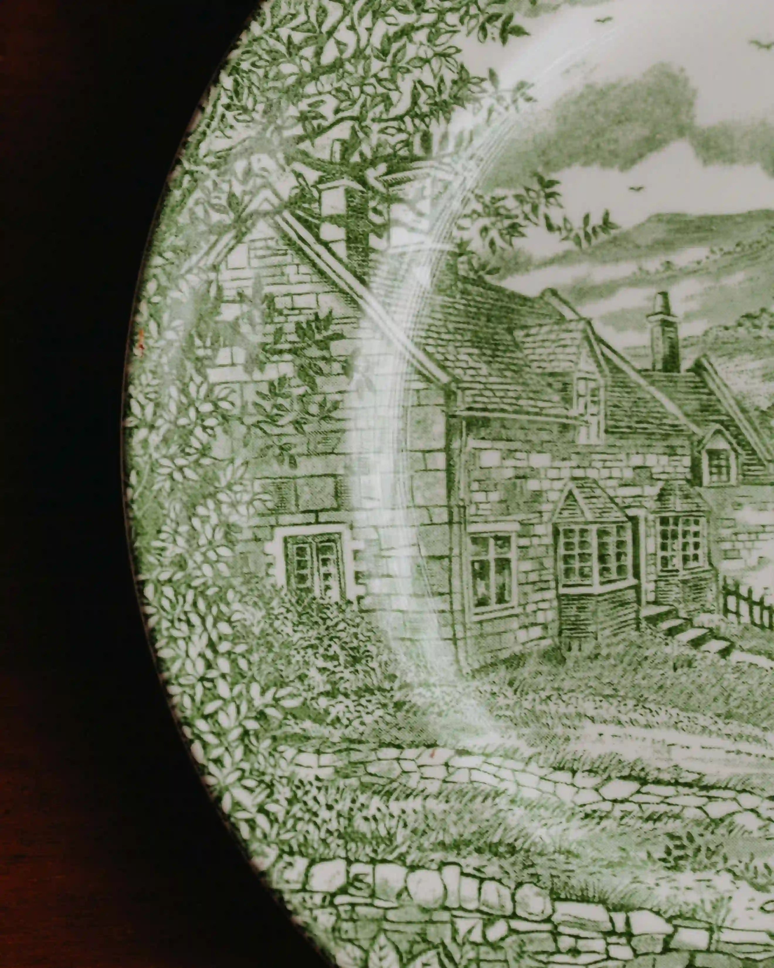 Detail Second-Hand Teller gebraucht, ein Stueck zum Servieren und Anrichten, englische Teller im landhausstil