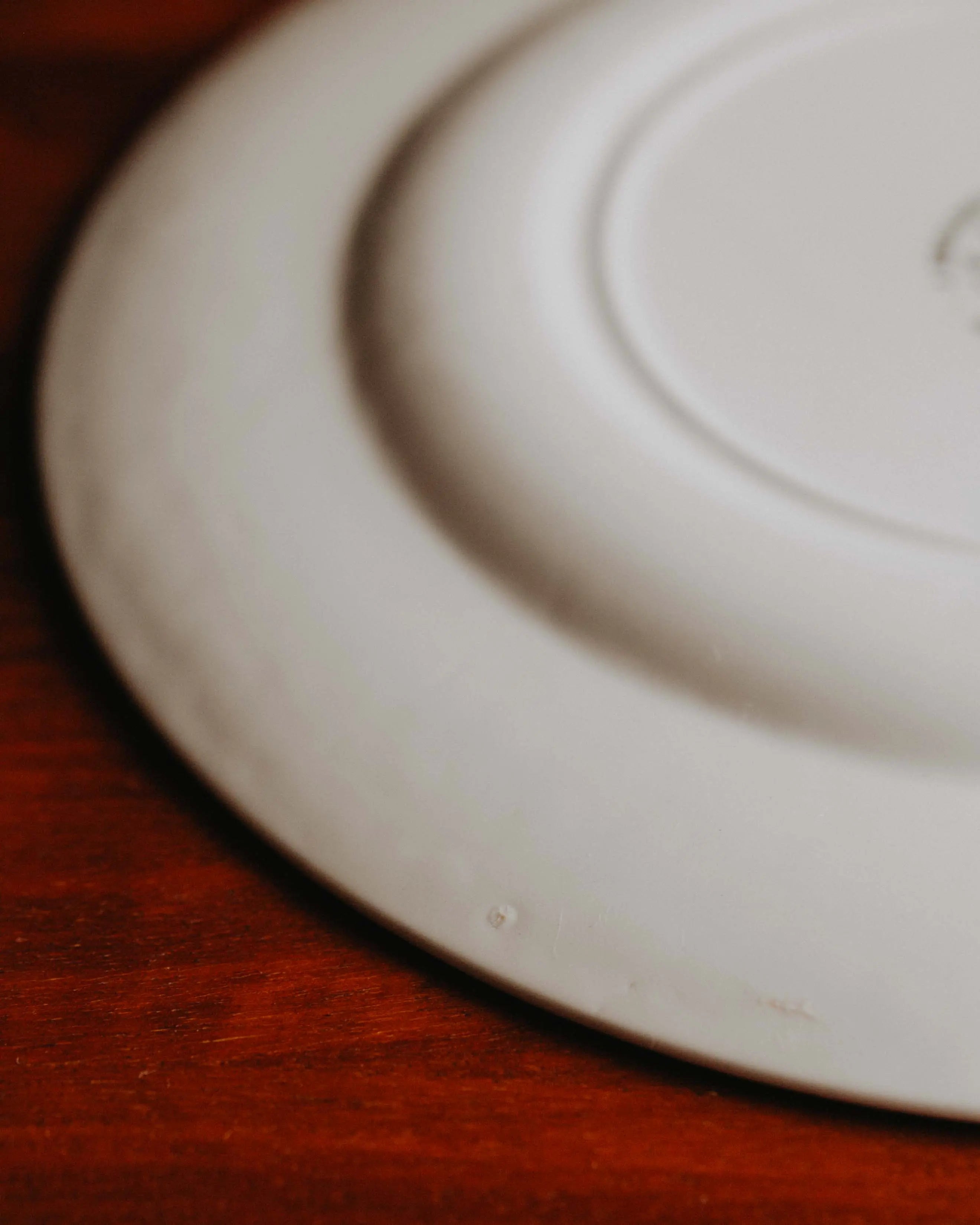 Makel Second-Hand Teller gebraucht, ein Stueck zum Servieren und Anrichten, englische Teller im landhausstil