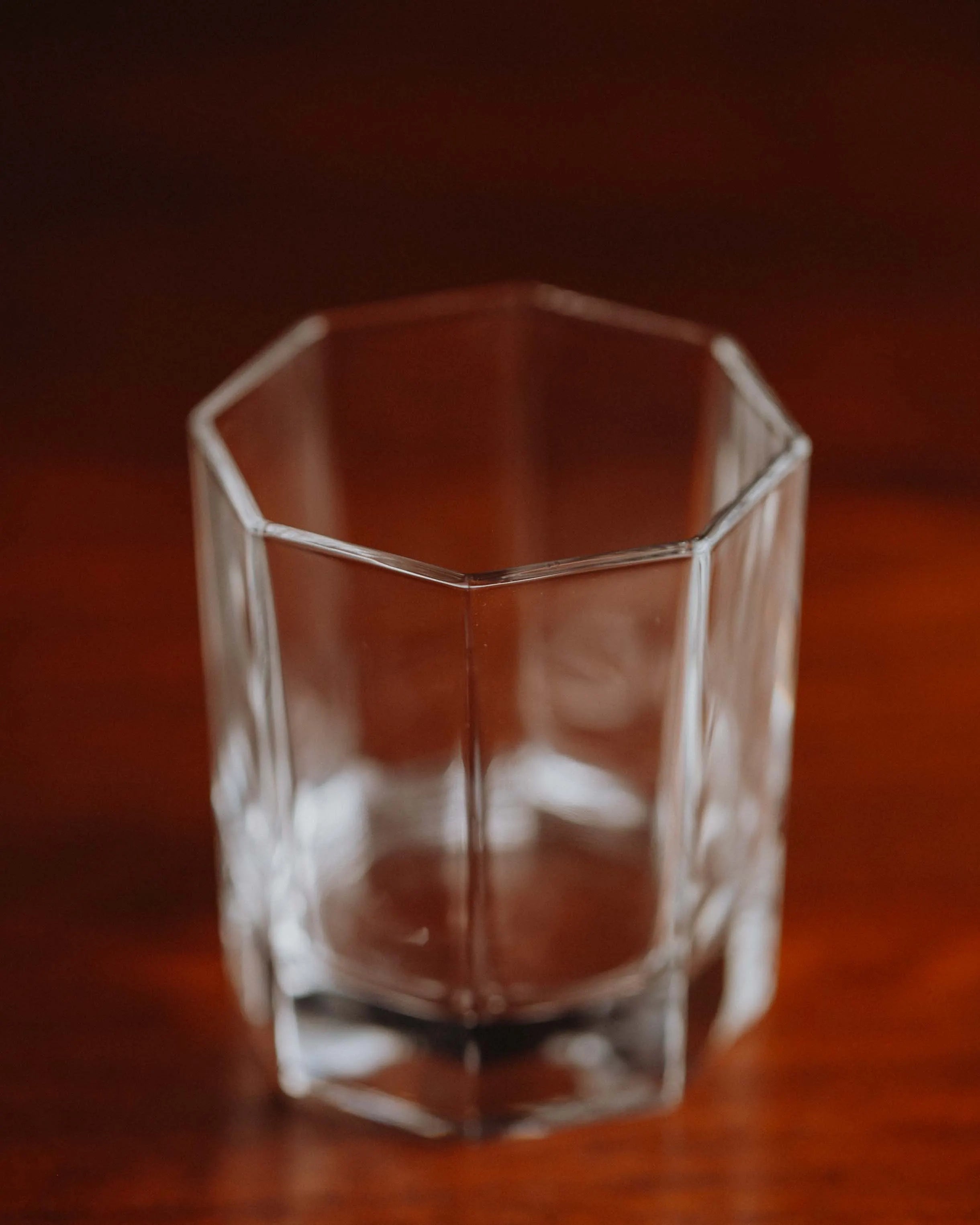 Detailansicht Second-Hand Trinkglas gebraucht, ein Glas fuer dich und deine Gaeste zum Anstossen oktagonal und zylindrisch