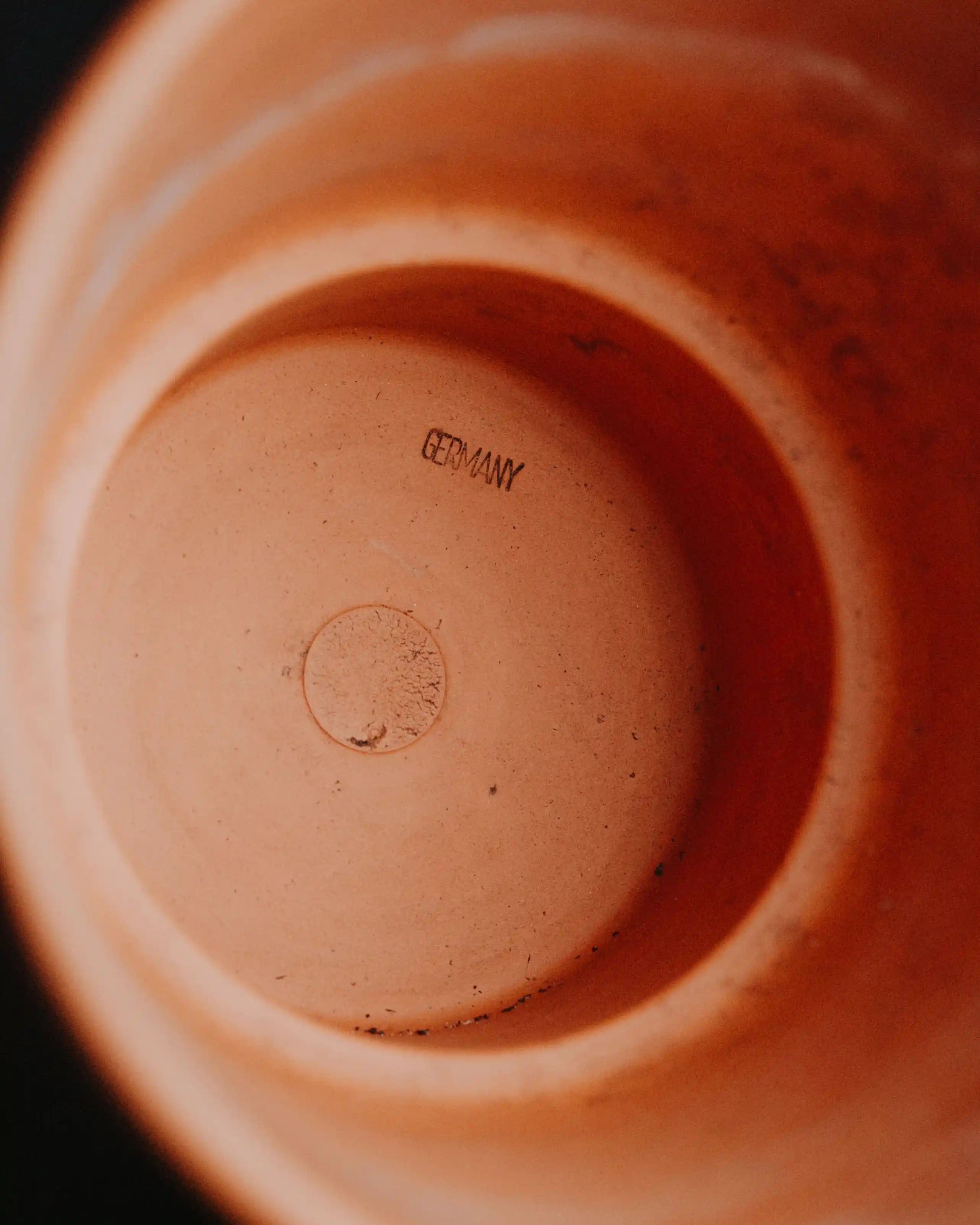 Blumenübertopf aus Ton in terrakotta marmoriert