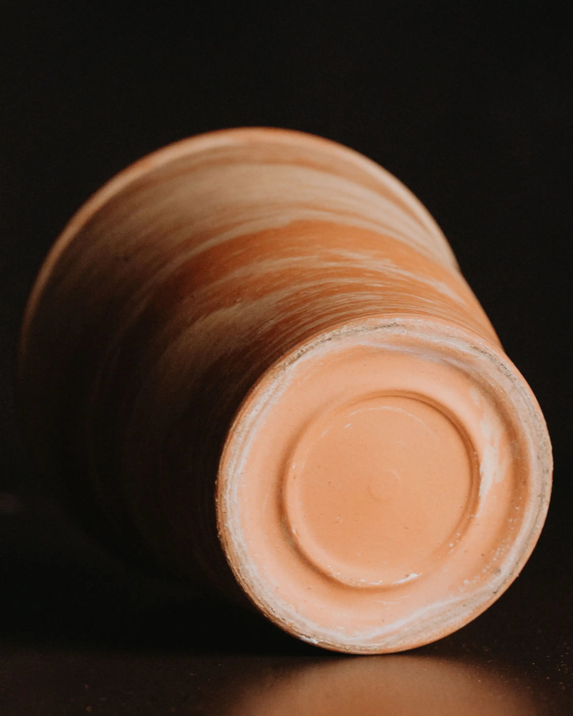 Blumenübertopf aus Ton in terrakotta marmoriert