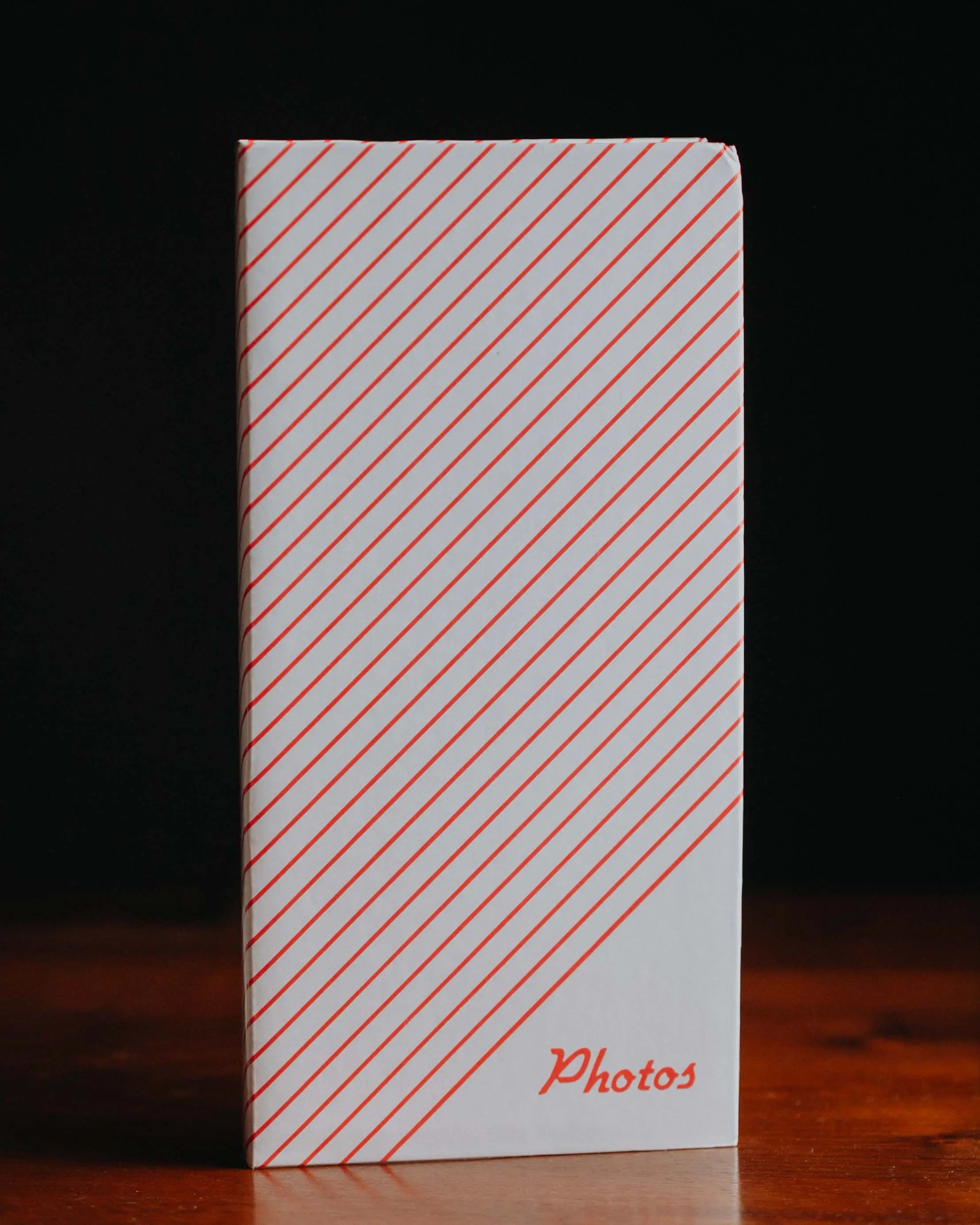 Vintage Fotoalbum mit sichtbarer Patina ein Objekt zum Bewahren und Gestalten eigener Erinnerungen