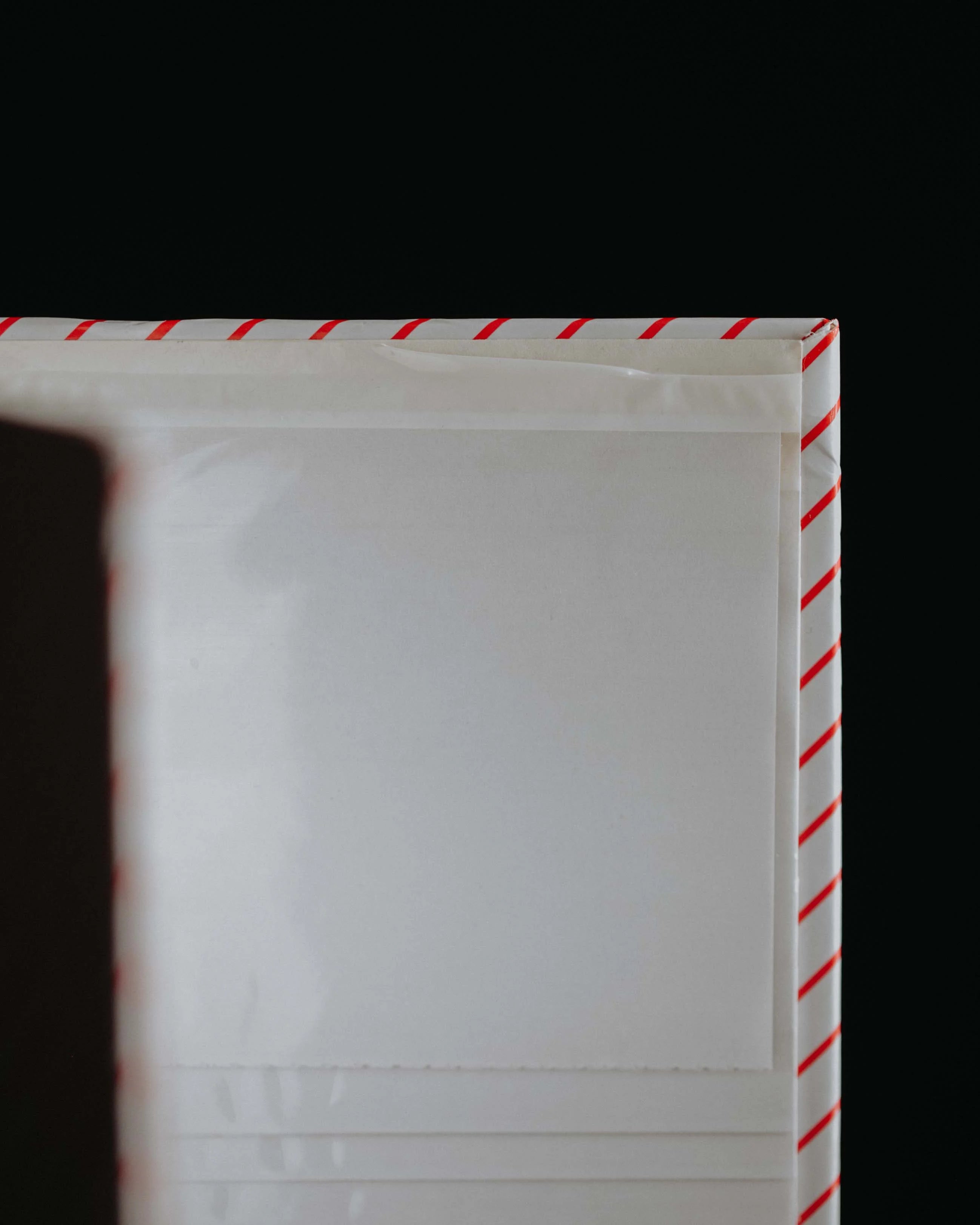 Detailausnahme Vintage Fotoalbum mit sichtbarer Patina, ein Objekt zum Bewahren und Gestalten eigener Erinnerungen