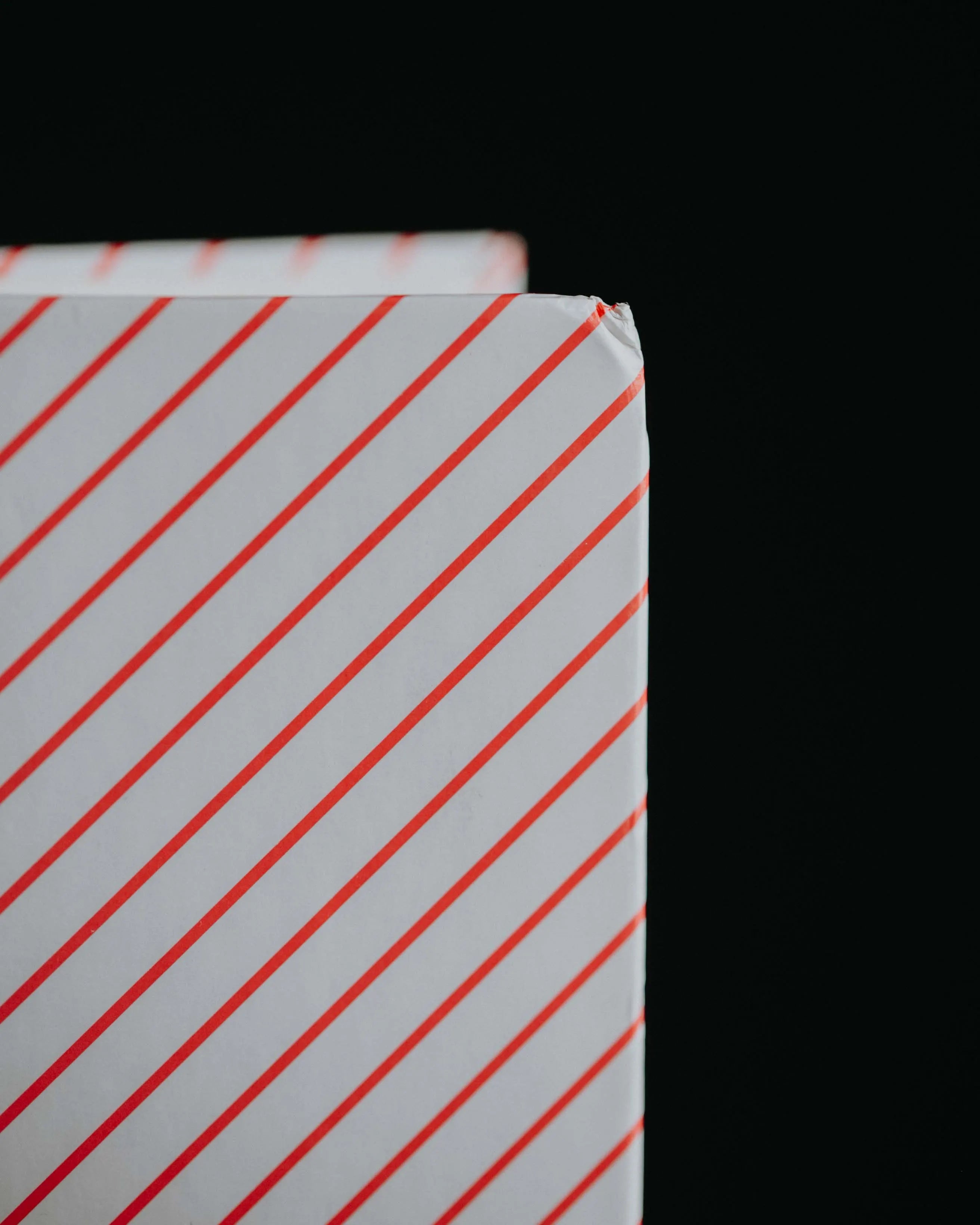 Detailaufnahme Vintage Fotoalbum mit sichtbarer Patina, ein Objekt zum Bewahren und Gestalten eigener Erinnerungen