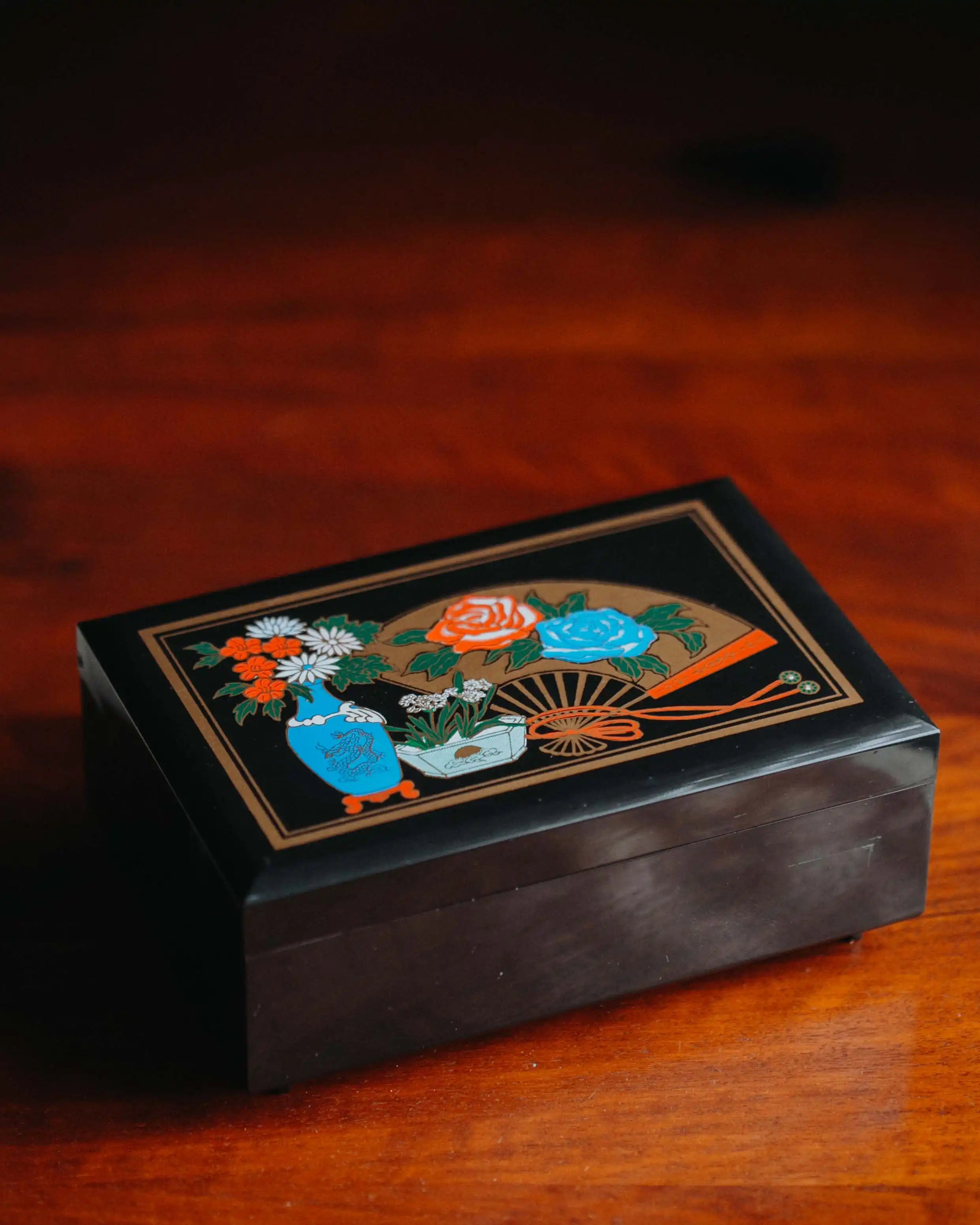 Gesamtansicht Vintage Schmuckschatulle gebraucht, ein Objekt zum Bewahren und Praesentieren japanisch mit spieluhr lauras theme