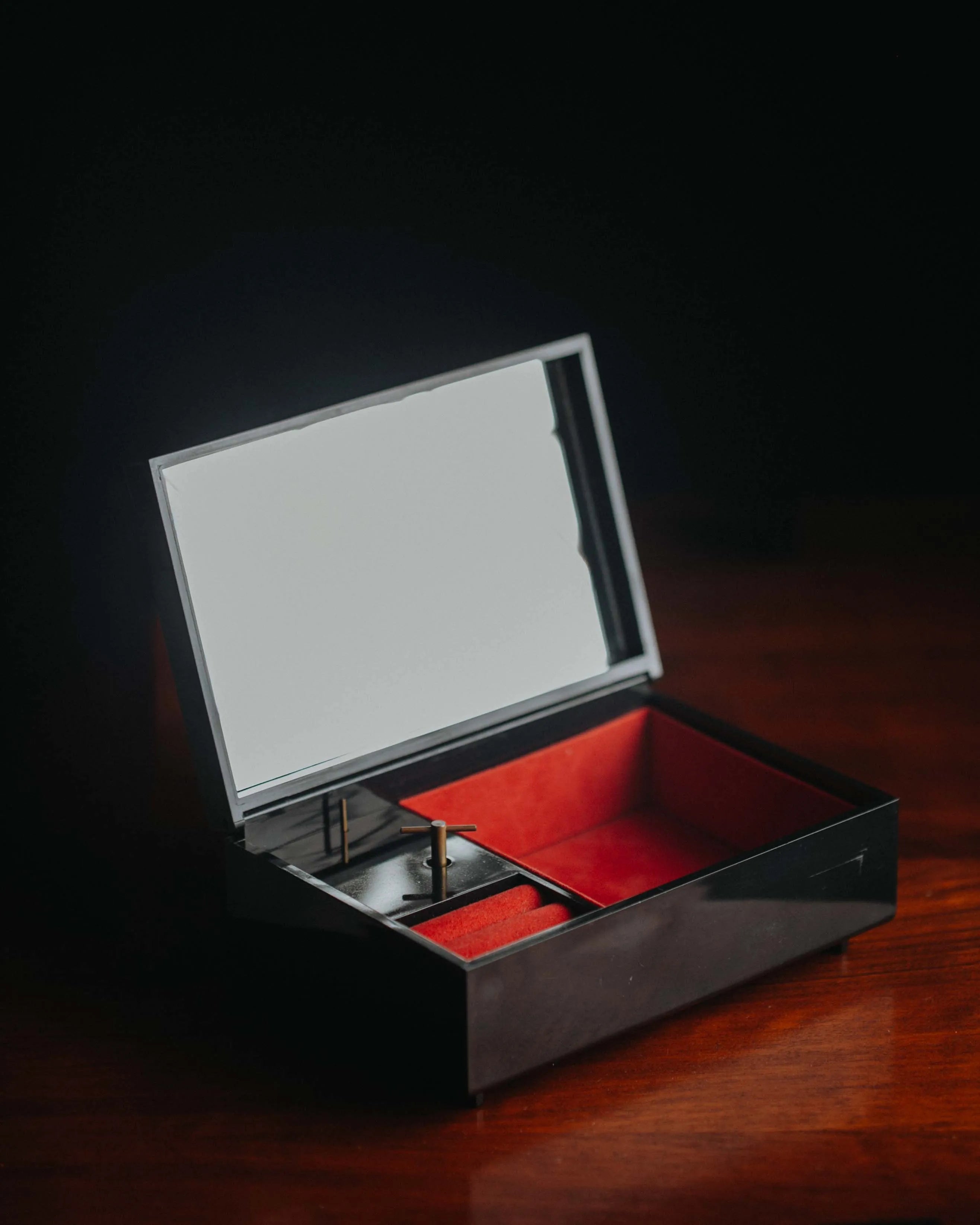 Einsicht Vintage Schmuckschatulle gebraucht, ein Objekt zum Bewahren und Praesentieren japanisch mit spieluhr lauras theme