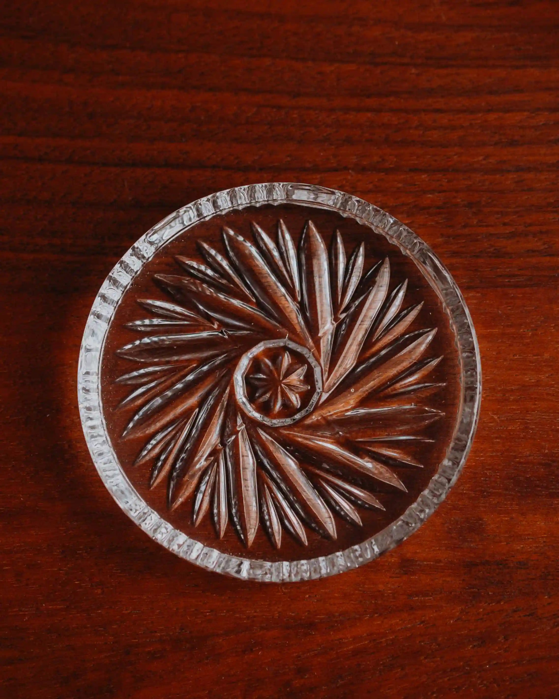 Draufsicht Vintage Untersetzer gebraucht, ein Objekt zum Schuetzen und Arrangieren von Anna Huette mit Originalkarton