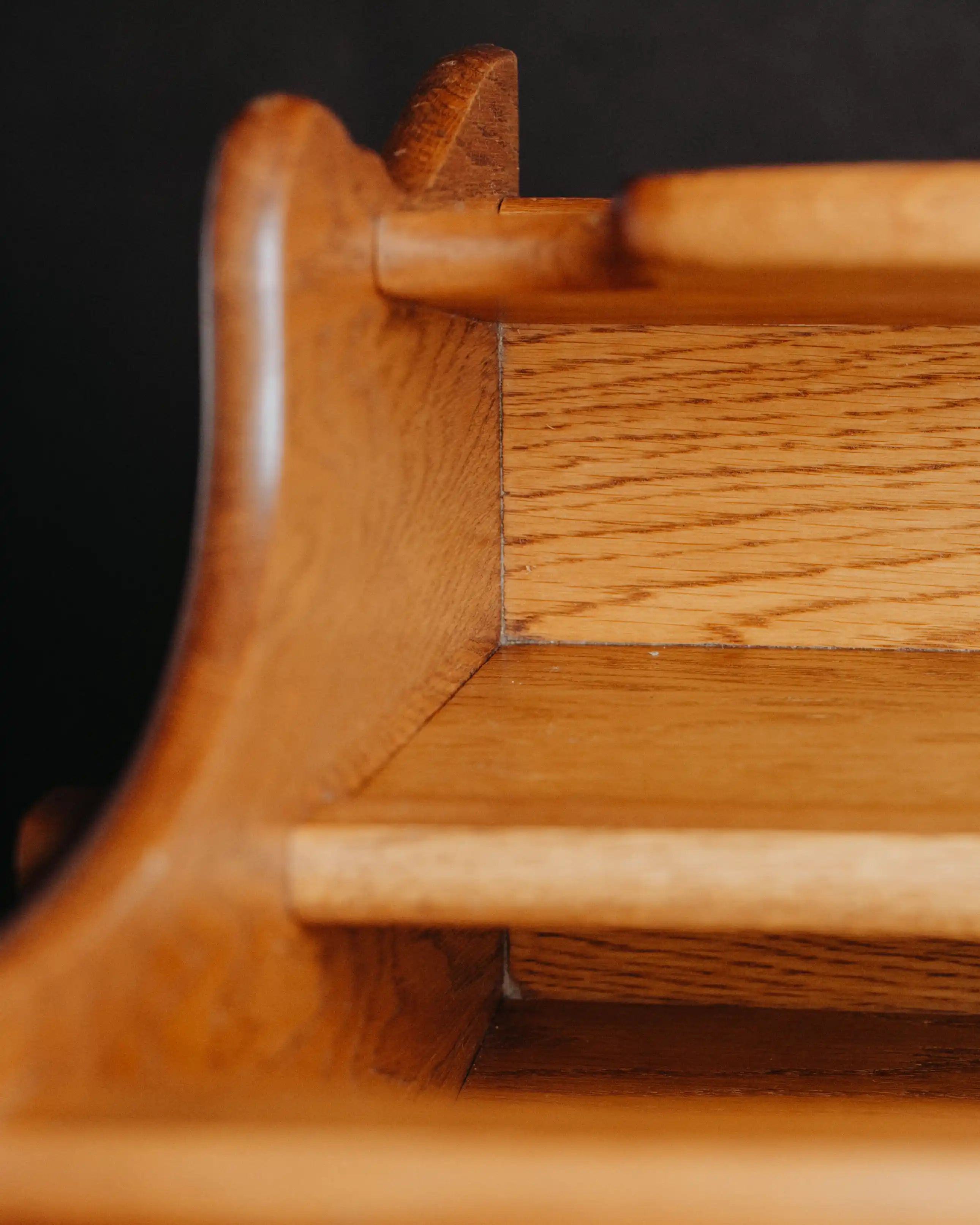 Vintage Zeitungsständer gebraucht – ein Objekt zum Ordnen und Präsentieren von Papieren