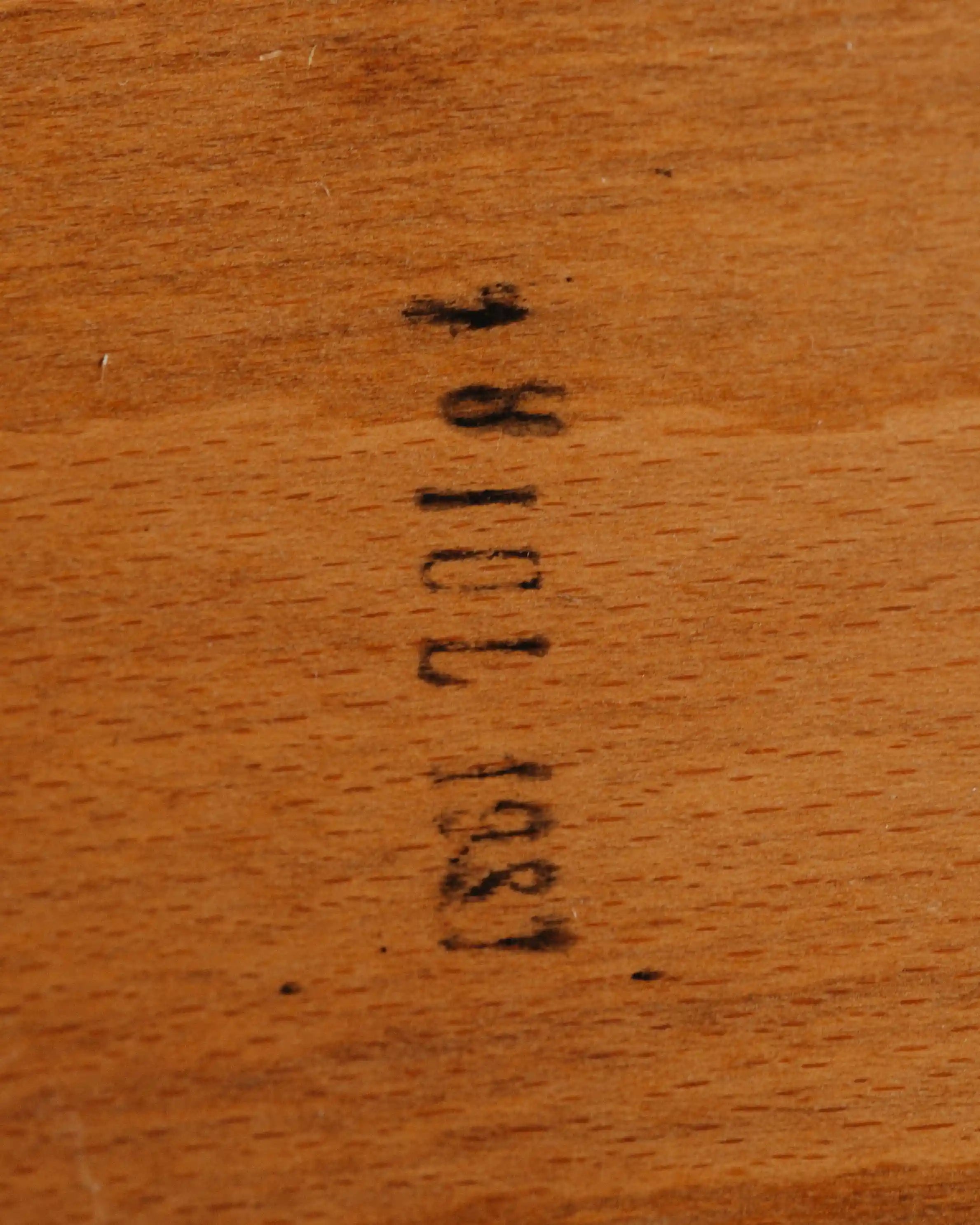 Vintage Zeitungsständer gebraucht – ein Objekt zum Ordnen und Präsentieren von Papieren