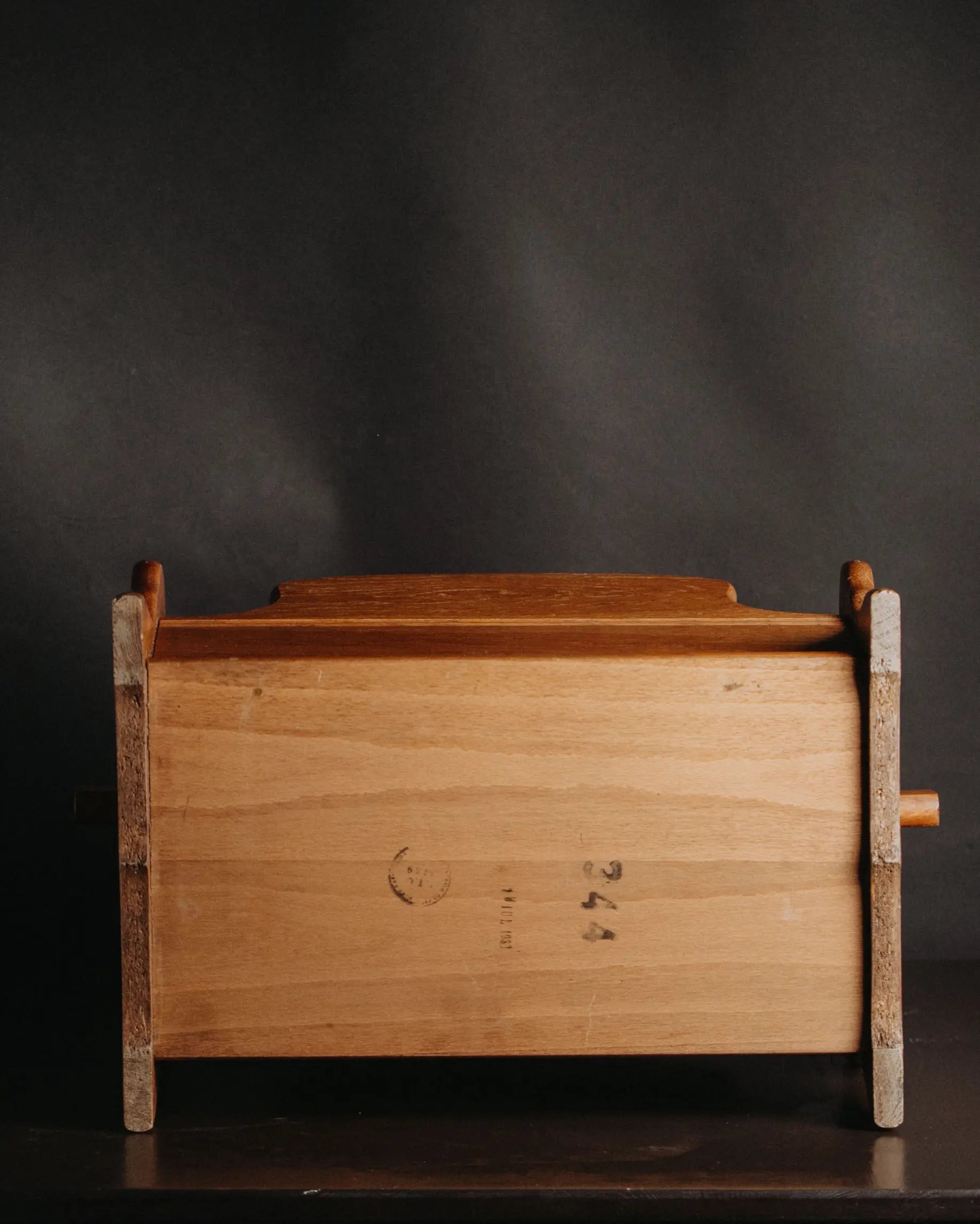 Vintage Zeitungsständer gebraucht – ein Objekt zum Ordnen und Präsentieren von Papieren