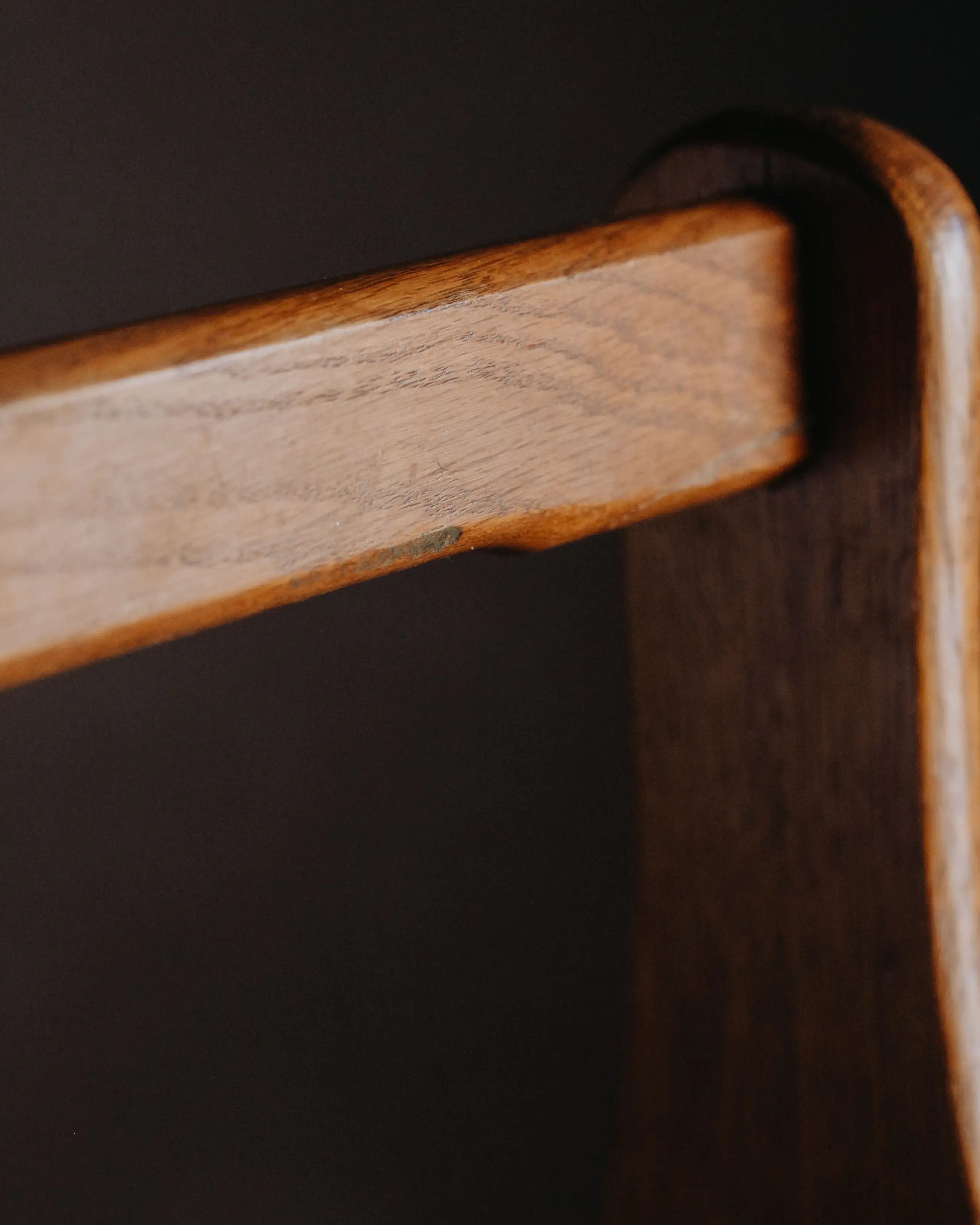 Vintage Zeitungsständer gebraucht – ein Objekt zum Ordnen und Präsentieren von Papieren