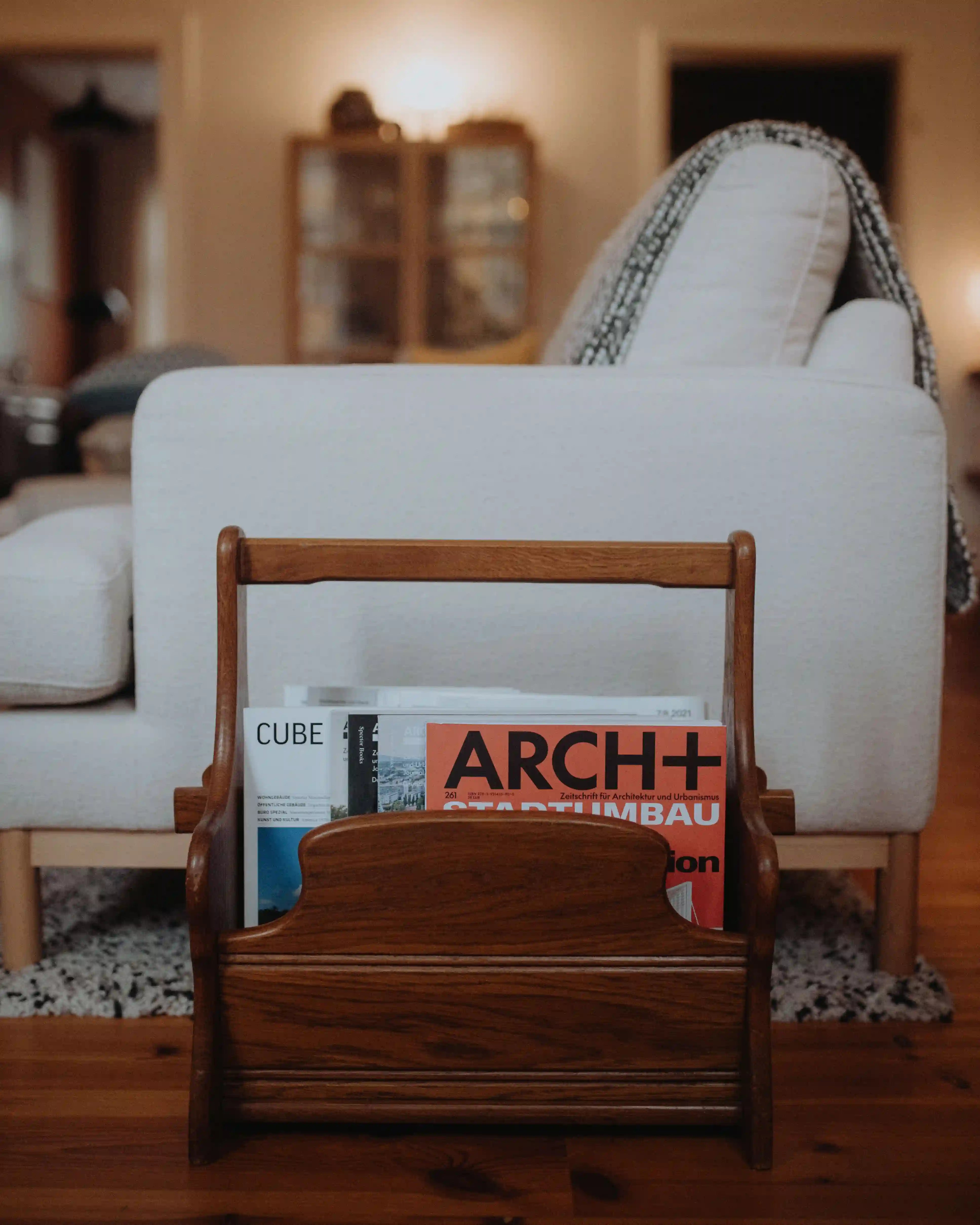 Vintage Zeitungsständer gebraucht – ein Objekt zum Ordnen und Präsentieren von Papieren