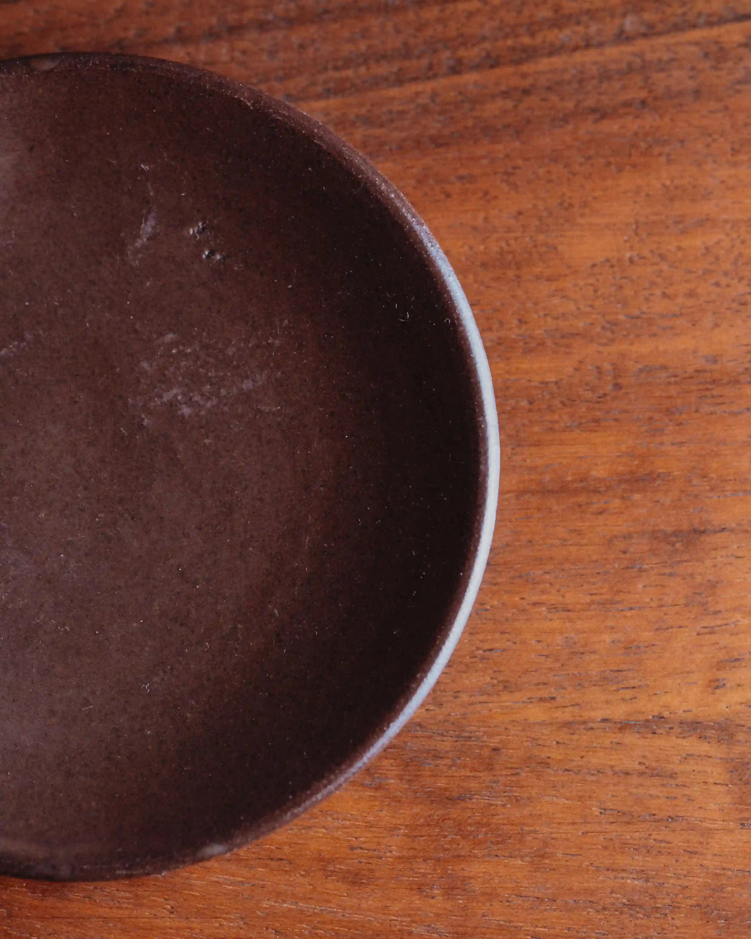 dekorativer Teller aus Keramik in braun