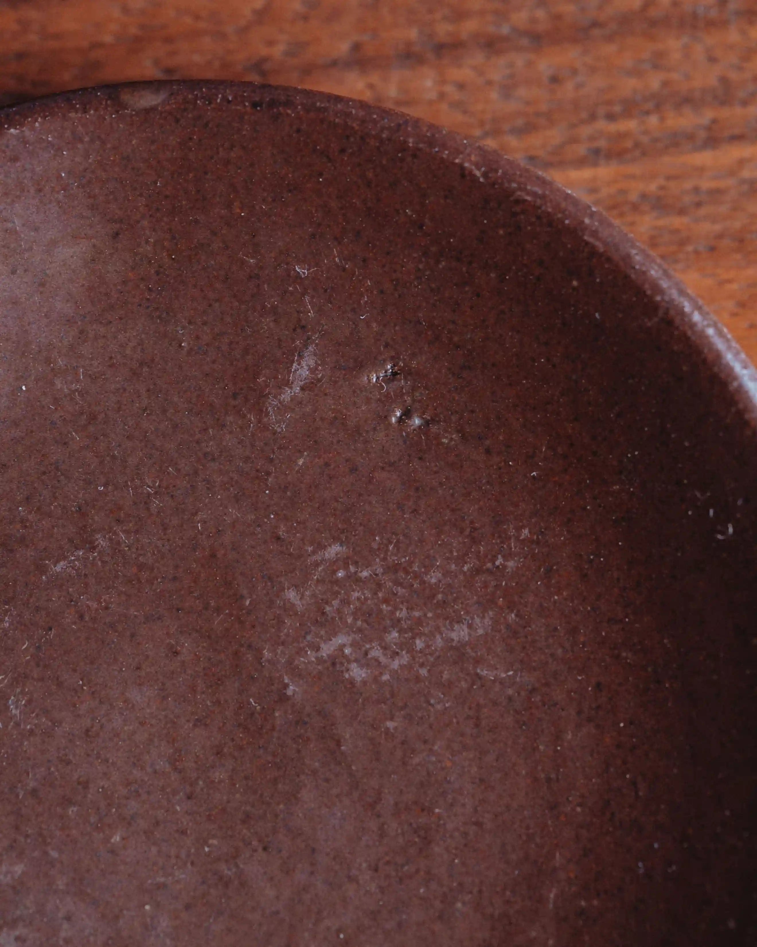 dekorativer Teller aus Keramik in braun