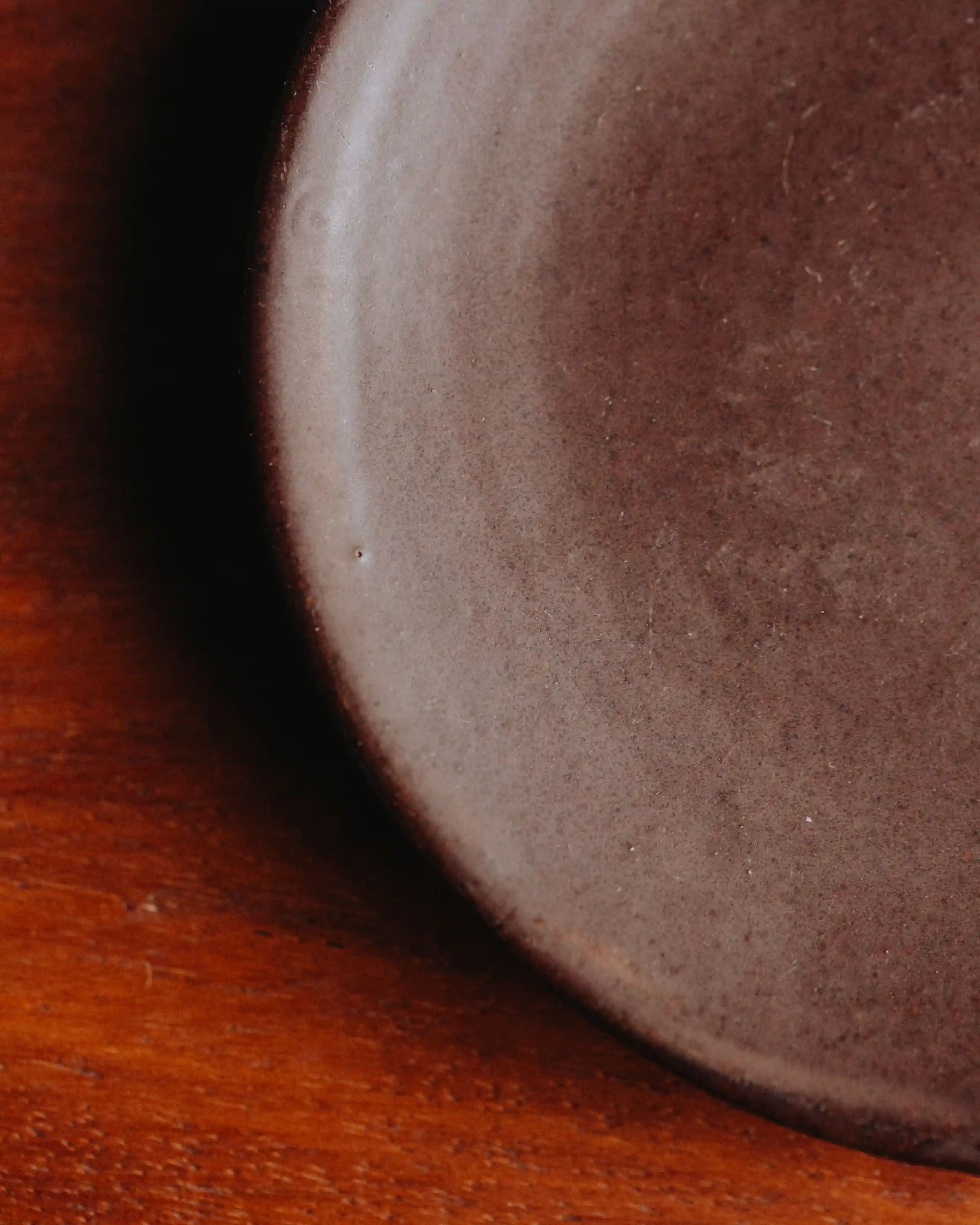 dekorativer Teller aus Keramik in braun