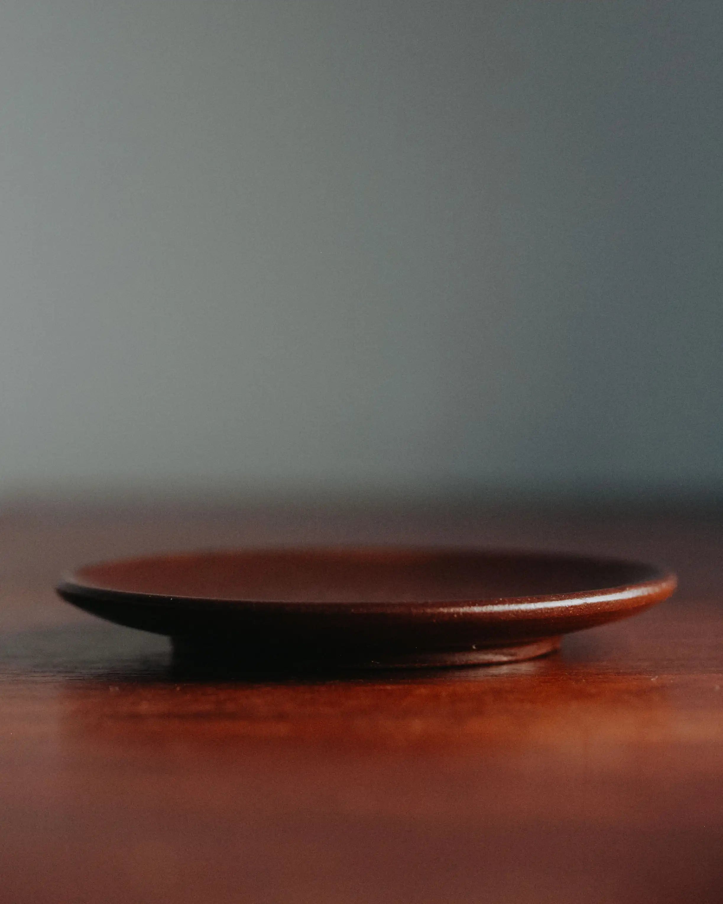 dekorativer Teller aus Keramik in braun