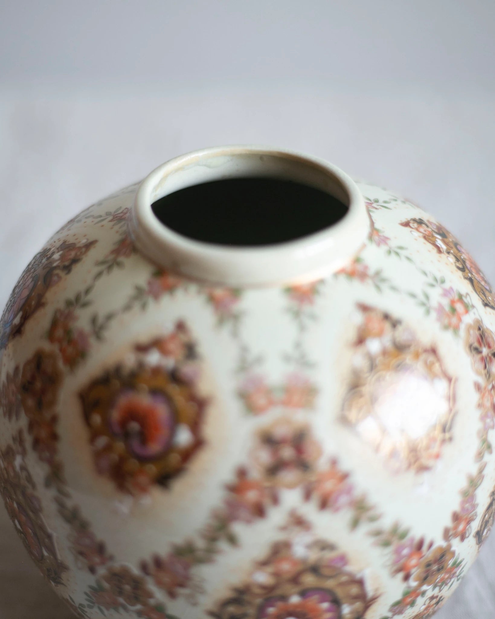 antik-vase-muster-blumen-floralmuster-keramik-vintage-rund