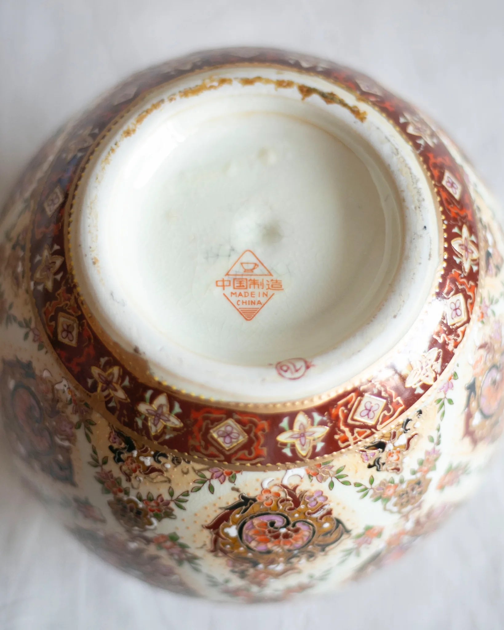 antik-vase-muster-blumen-floralmuster-keramik-vintage-rund