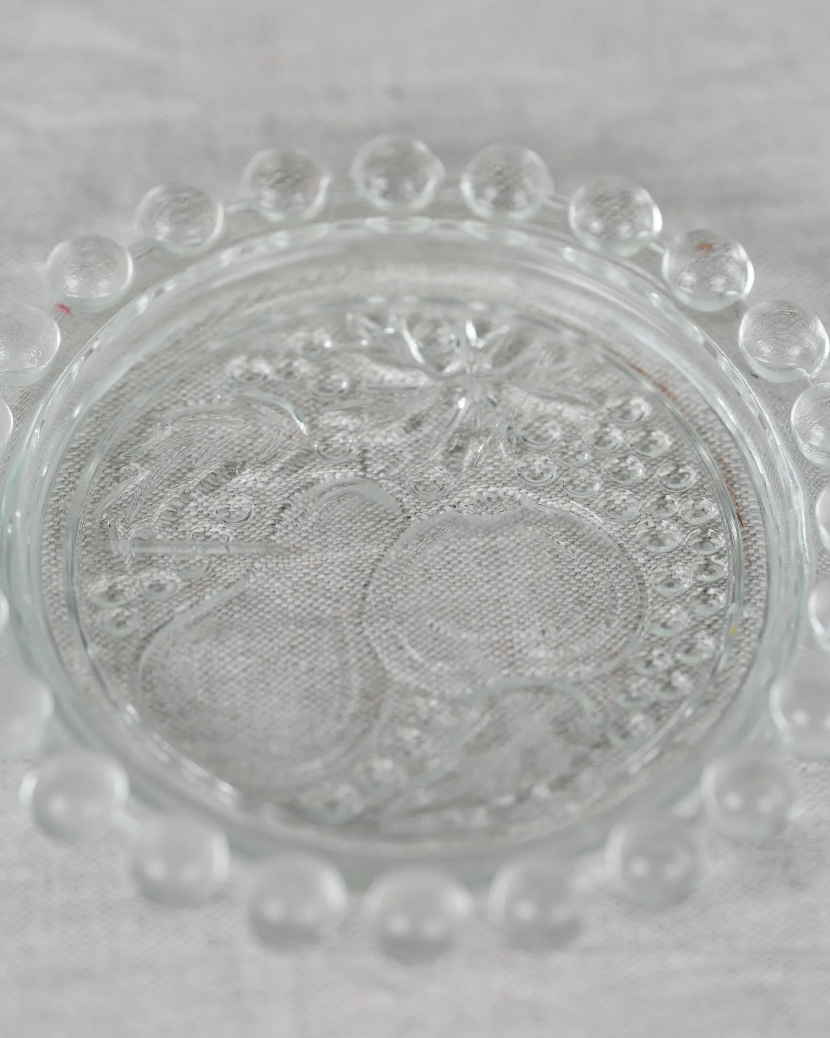glas-untersetzer-birne-apfel-obst-vintage-noppen