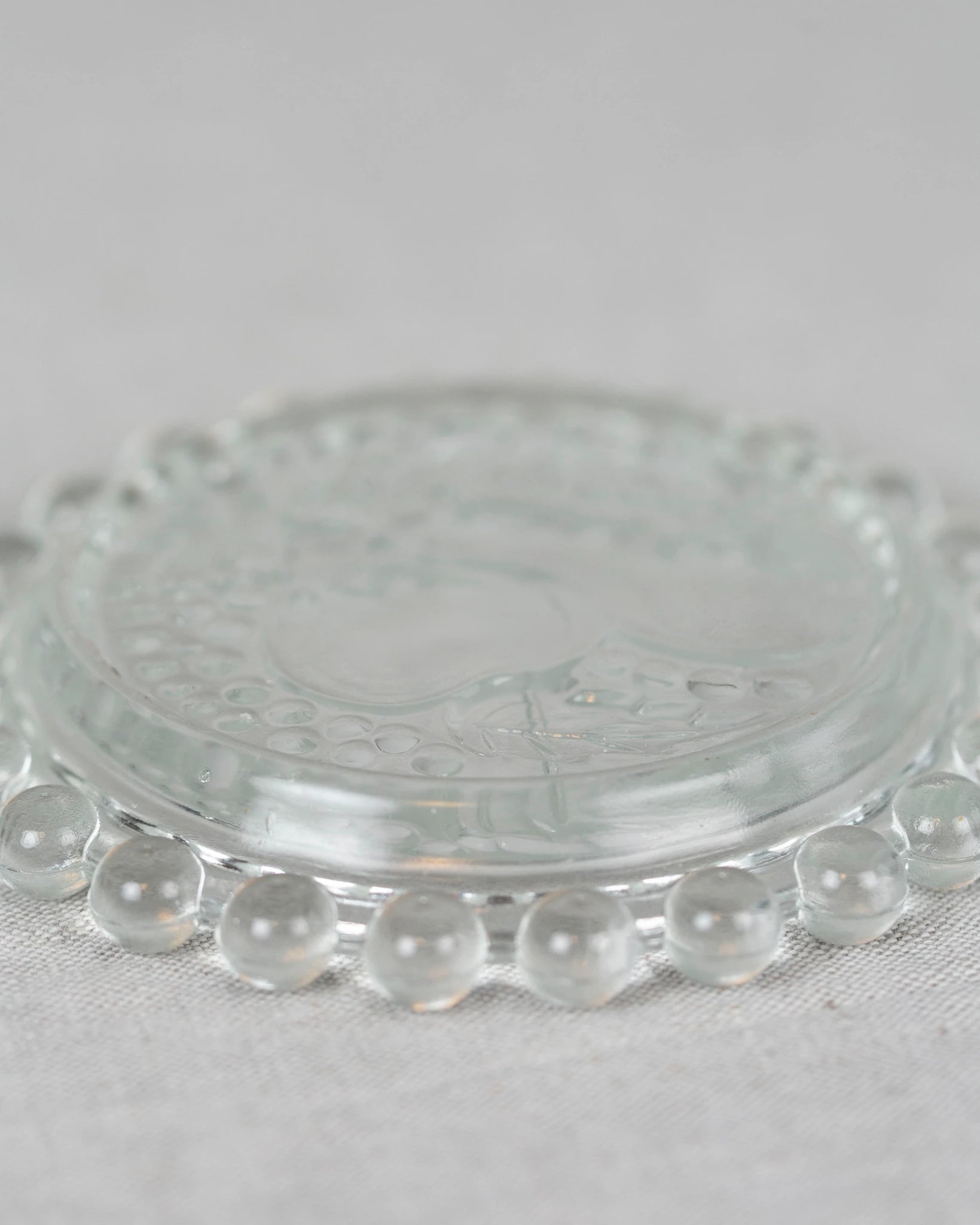 glas-untersetzer-birne-apfel-obst-vintage-noppen