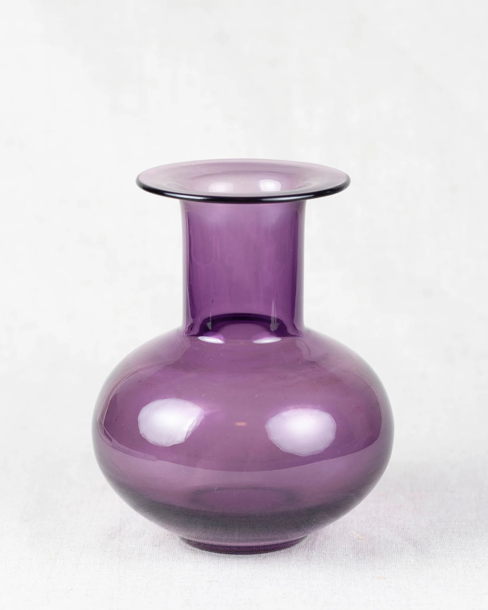 glasvase-lila-bauchig-aubergine-vintage