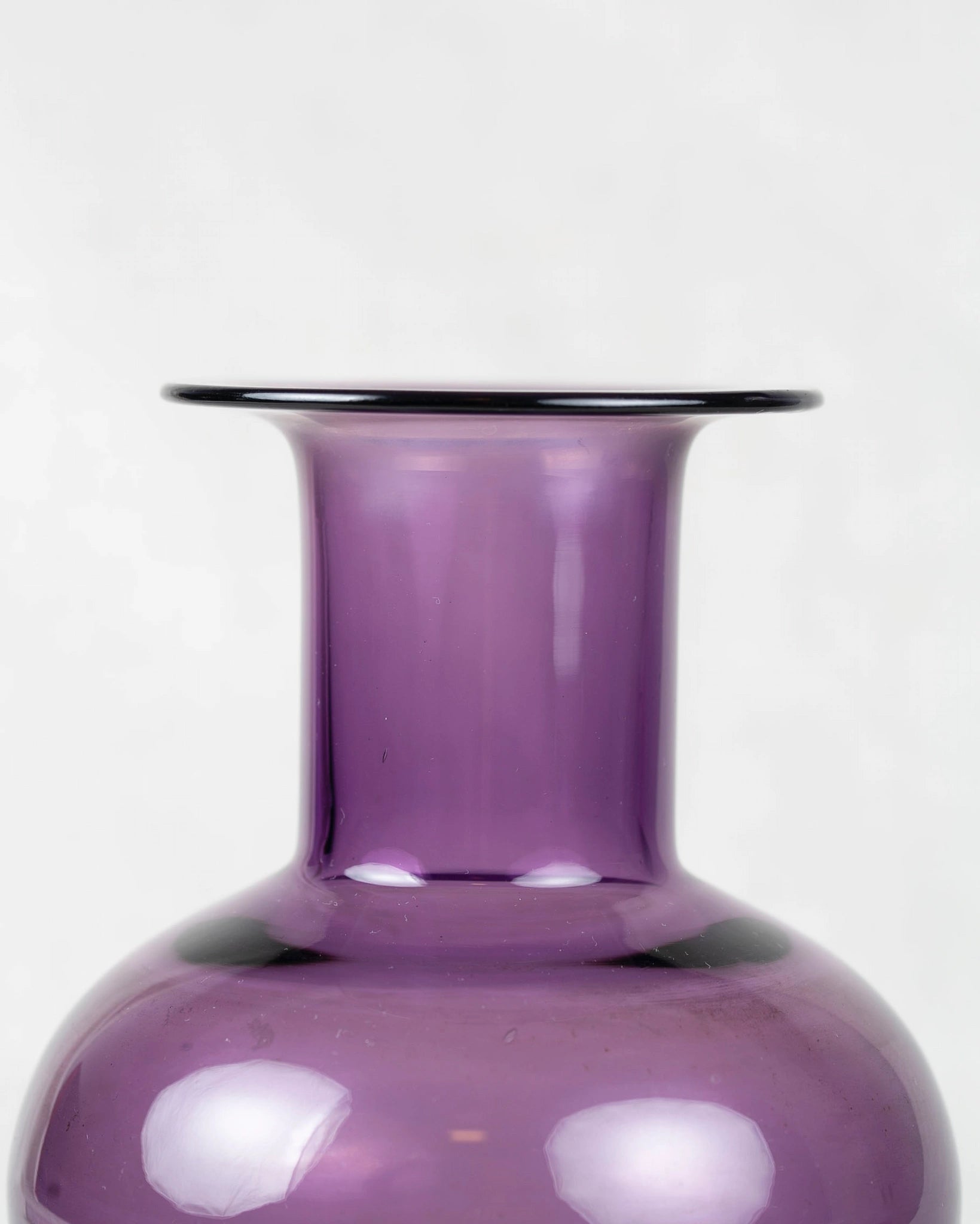 glasvase-lila-bauchig-aubergine-vintage
