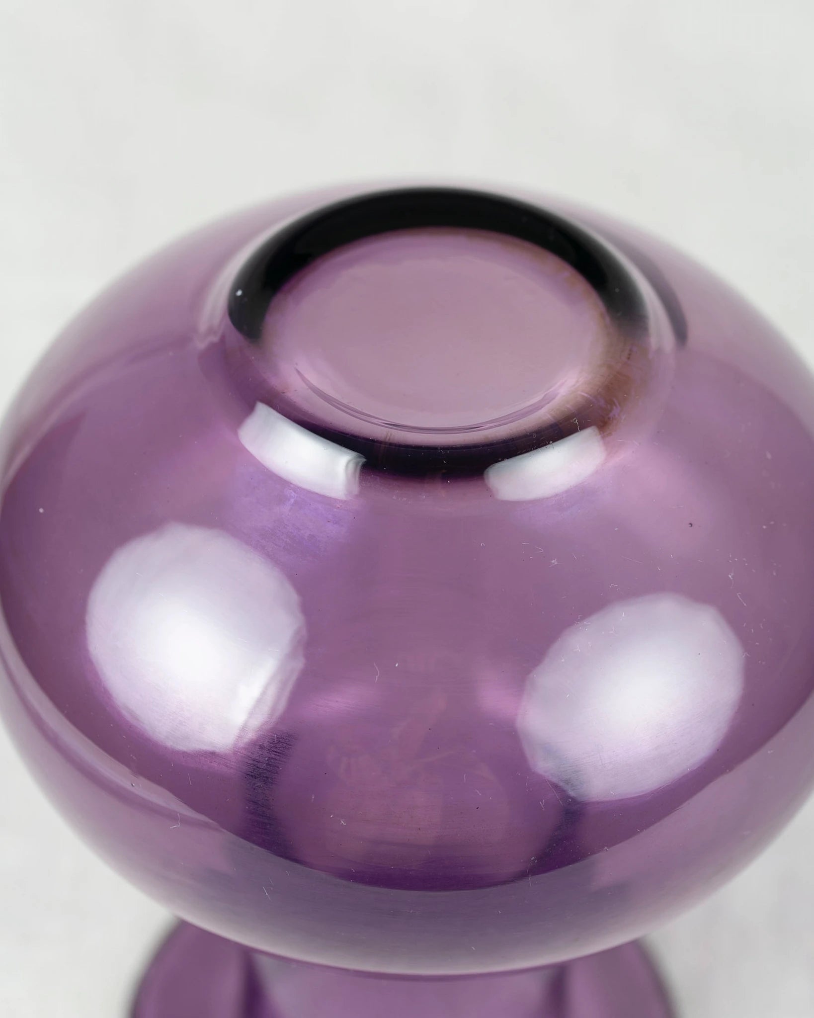 glasvase-lila-bauchig-aubergine-vintage