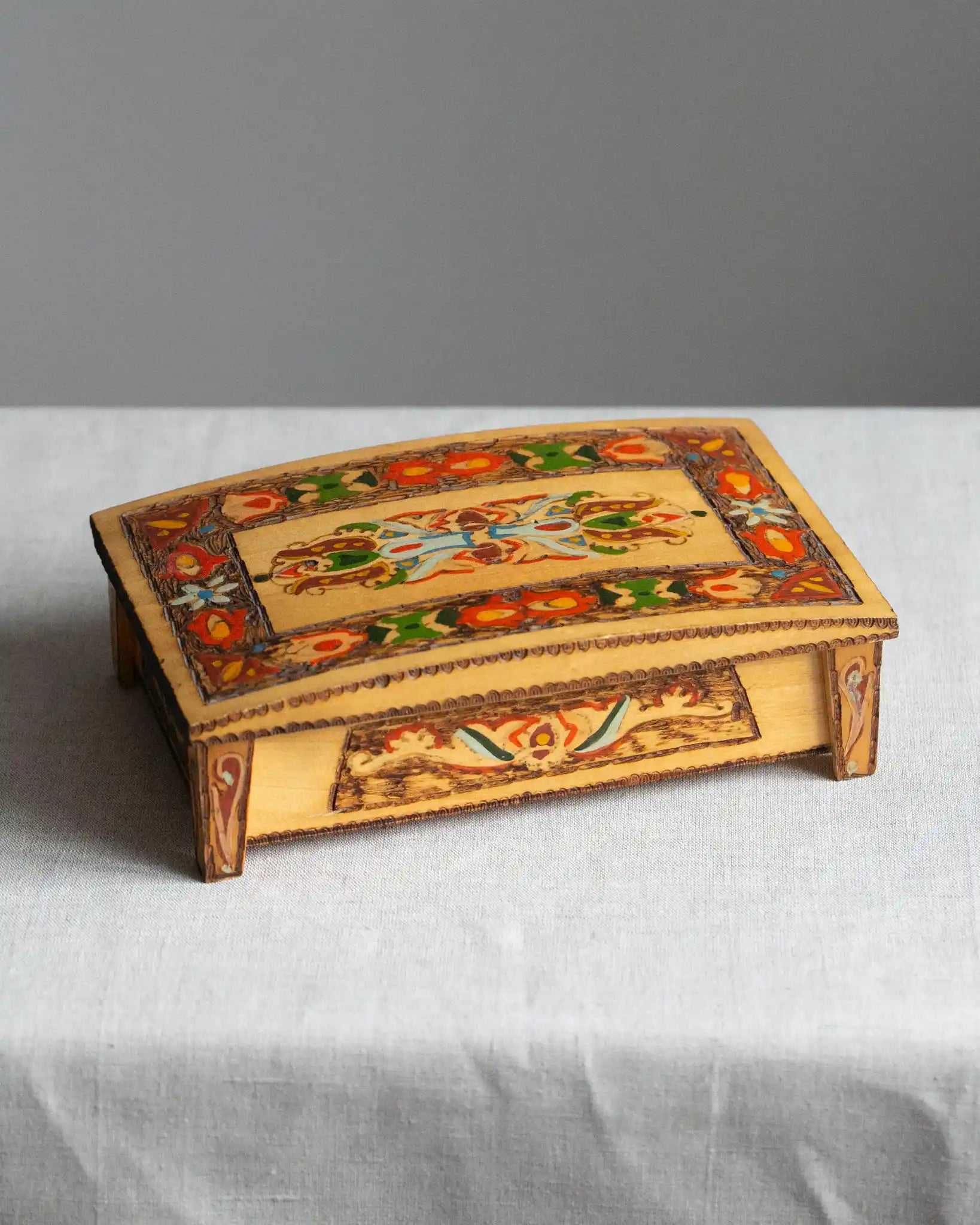 holzschatulle-schmuckschatulle-holz-gemustert-vintage-handgeschnitzt