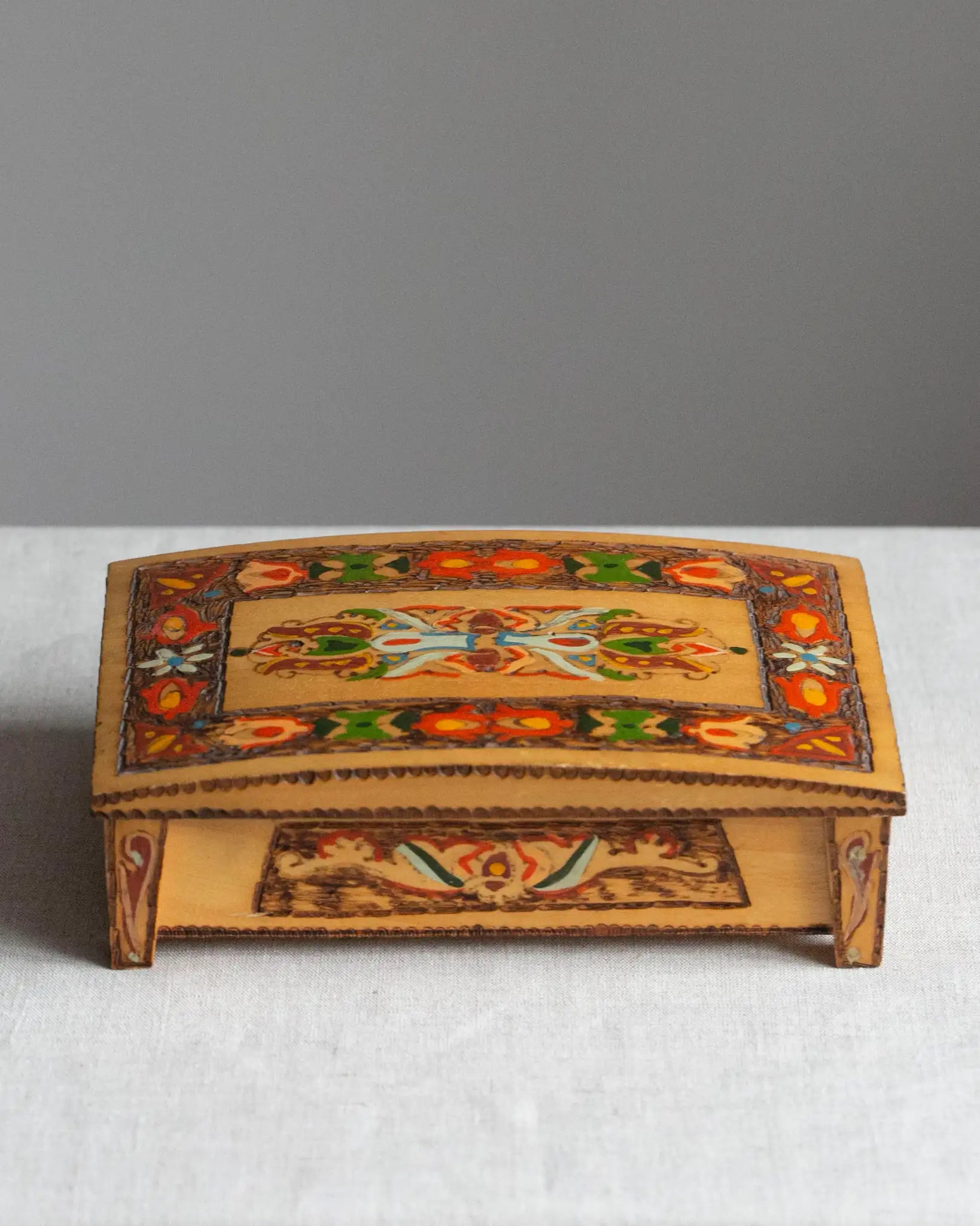 holzschatulle-schmuckschatulle-holz-gemustert-vintage-handgeschnitzt