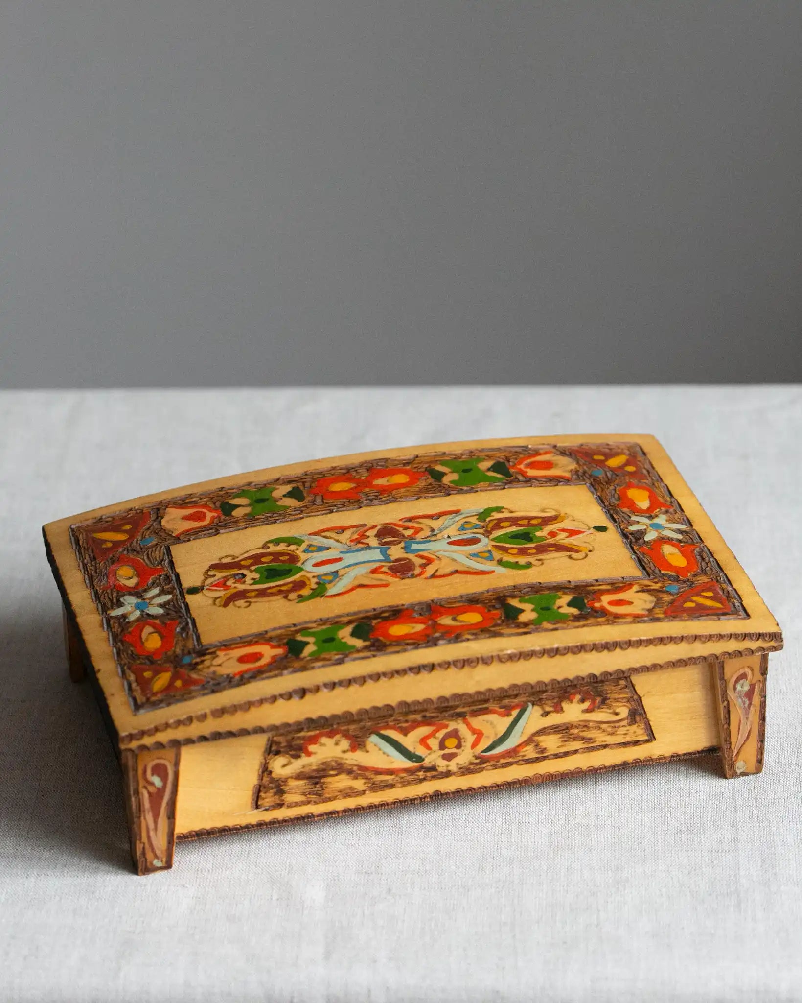 holzschatulle-schmuckschatulle-holz-gemustert-vintage-handgeschnitzt