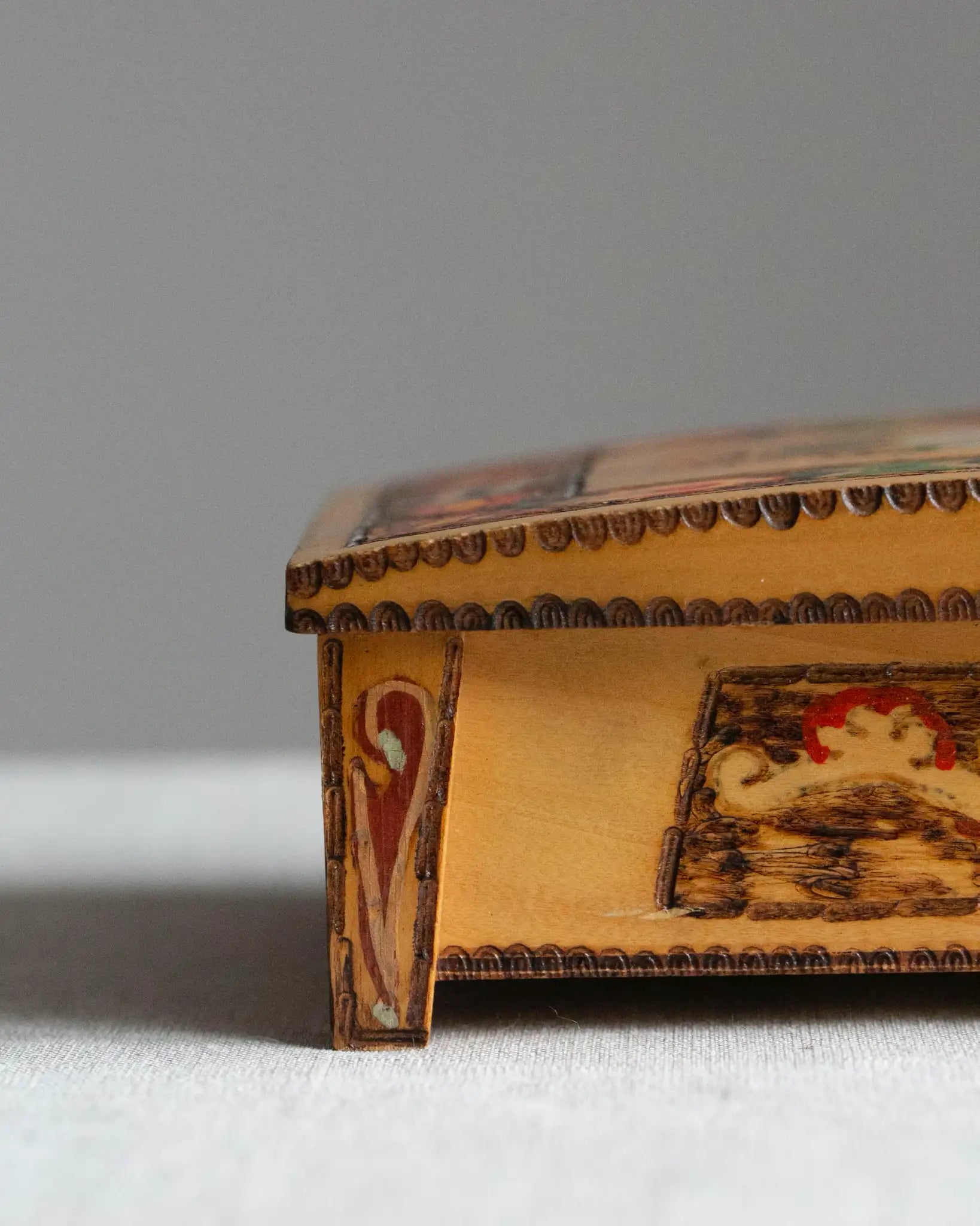 holzschatulle-schmuckschatulle-holz-gemustert-vintage-handgeschnitzt