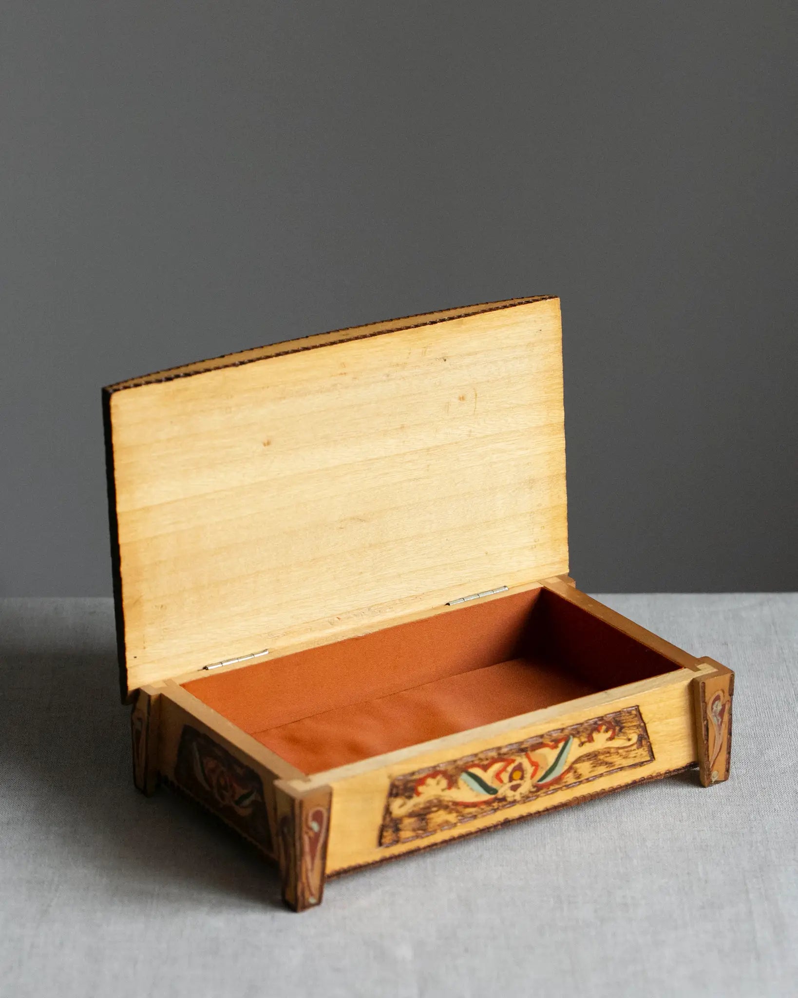 holzschatulle-schmuckschatulle-holz-gemustert-vintage-handgeschnitzt