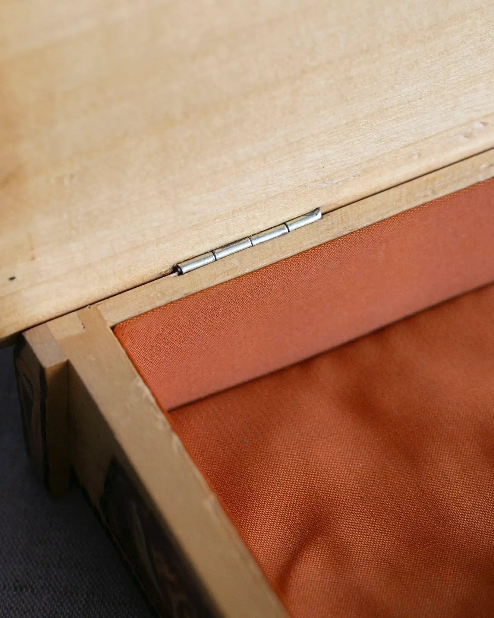 holzschatulle-schmuckschatulle-holz-gemustert-vintage-handgeschnitzt
