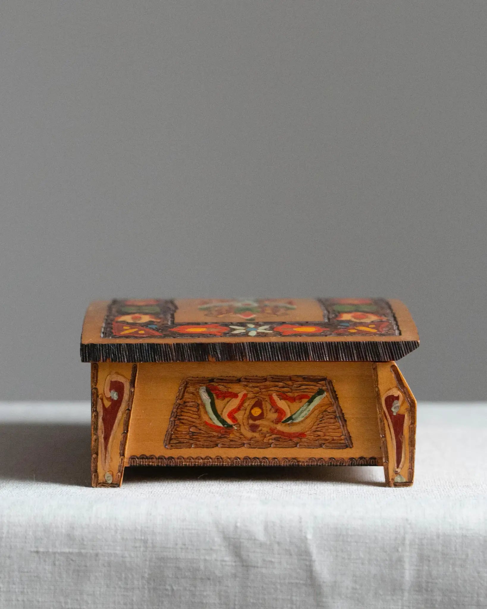holzschatulle-schmuckschatulle-holz-gemustert-vintage-handgeschnitzt