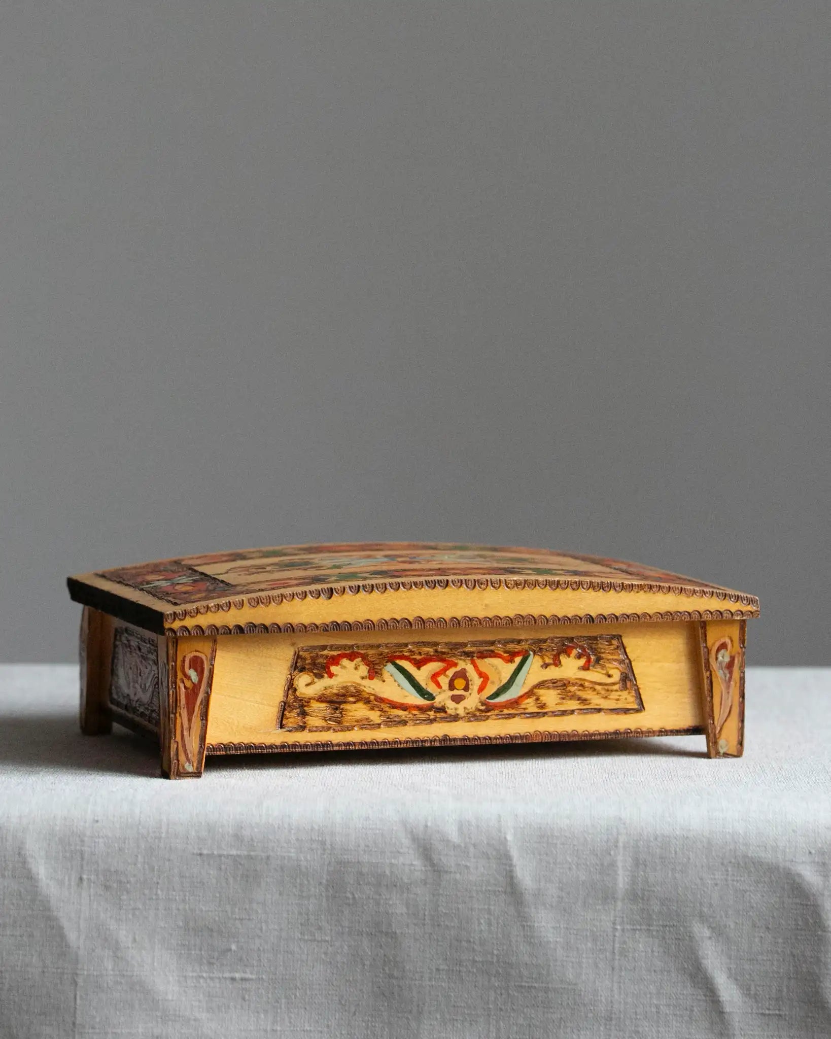 holzschatulle-schmuckschatulle-holz-gemustert-vintage-handgeschnitzt