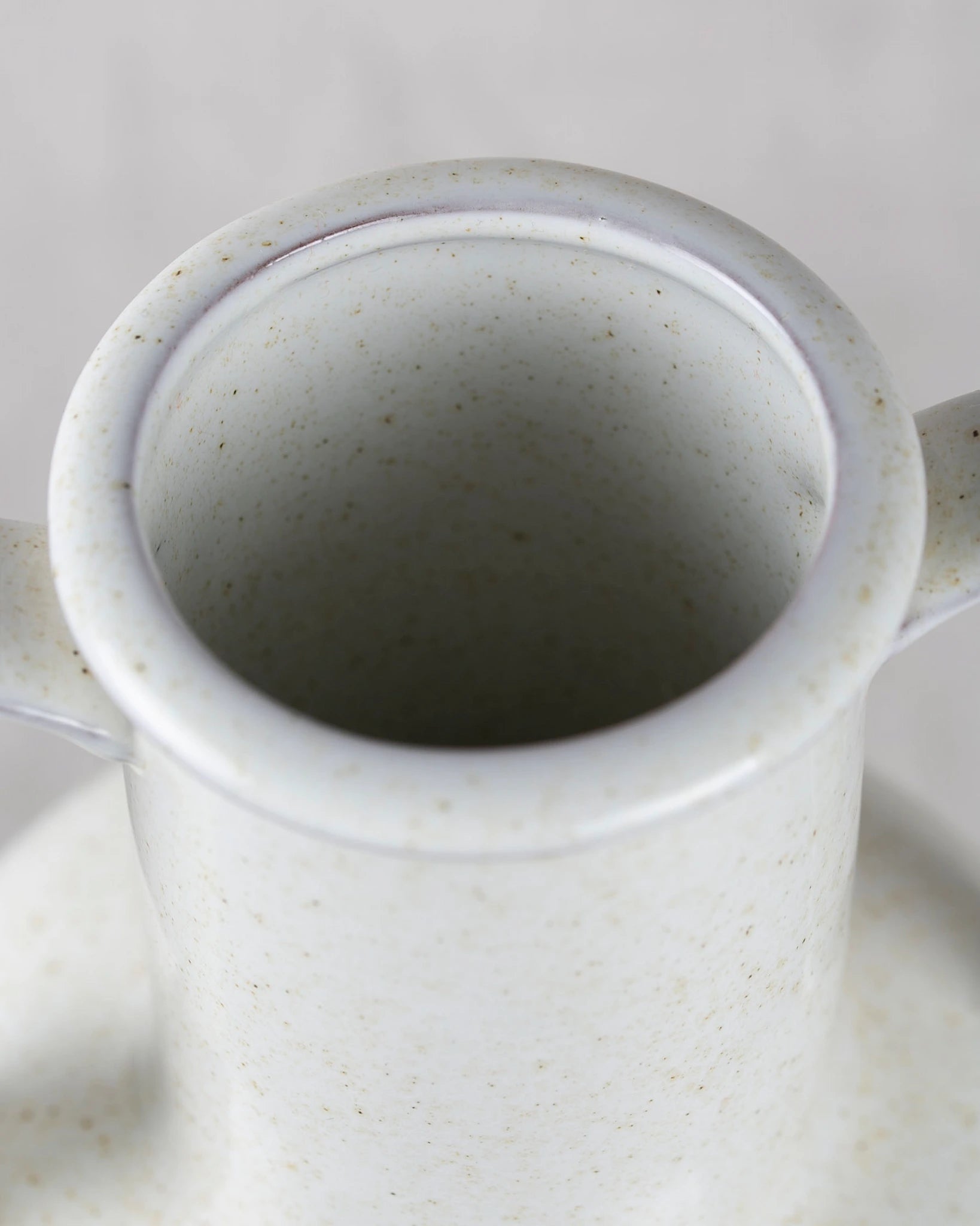 keramikvase-henkelvase-griechisch-vase-grau-weiß