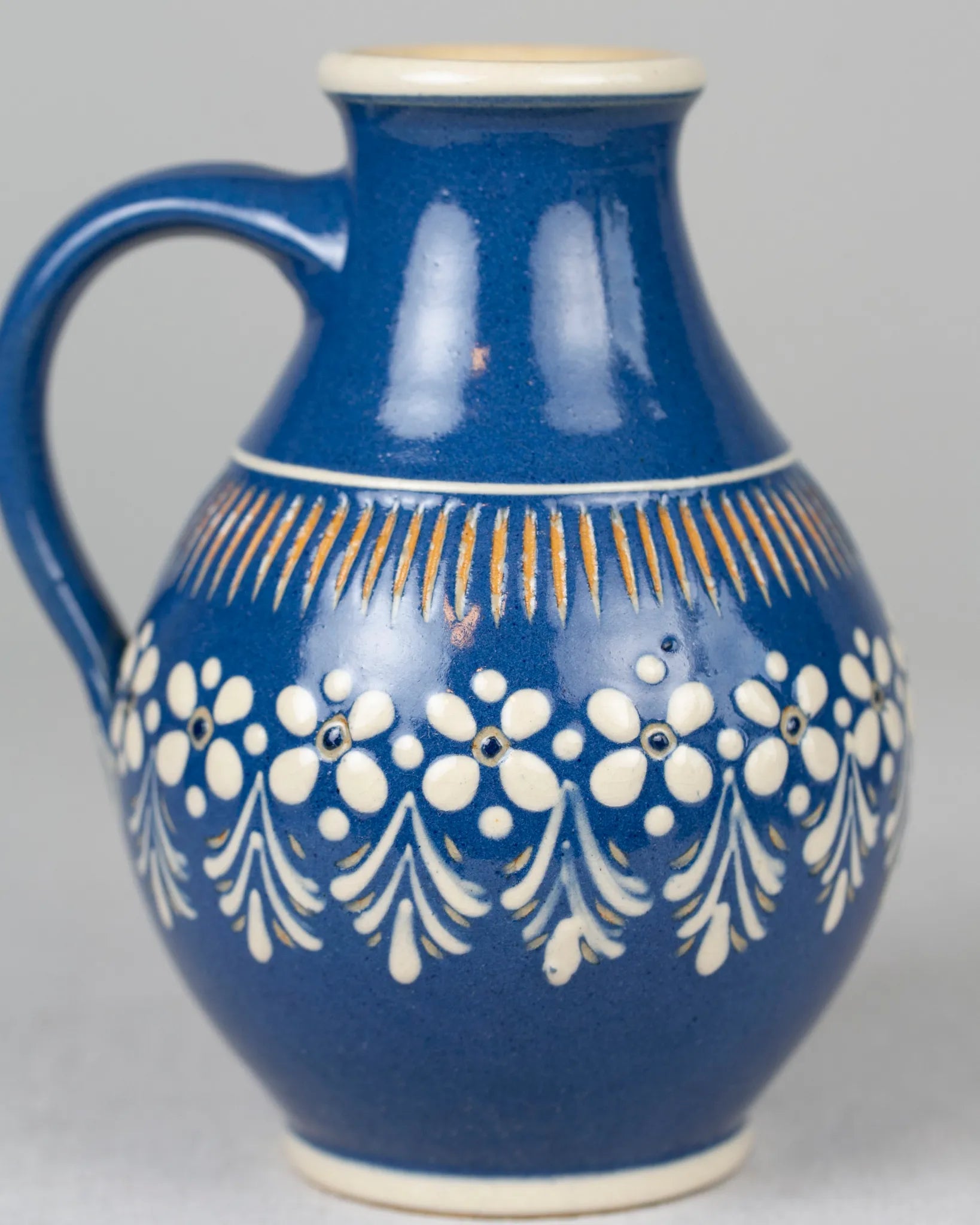 krug-blau-blumen-muster-keramik-vintage-karaffe-deko-landhaus