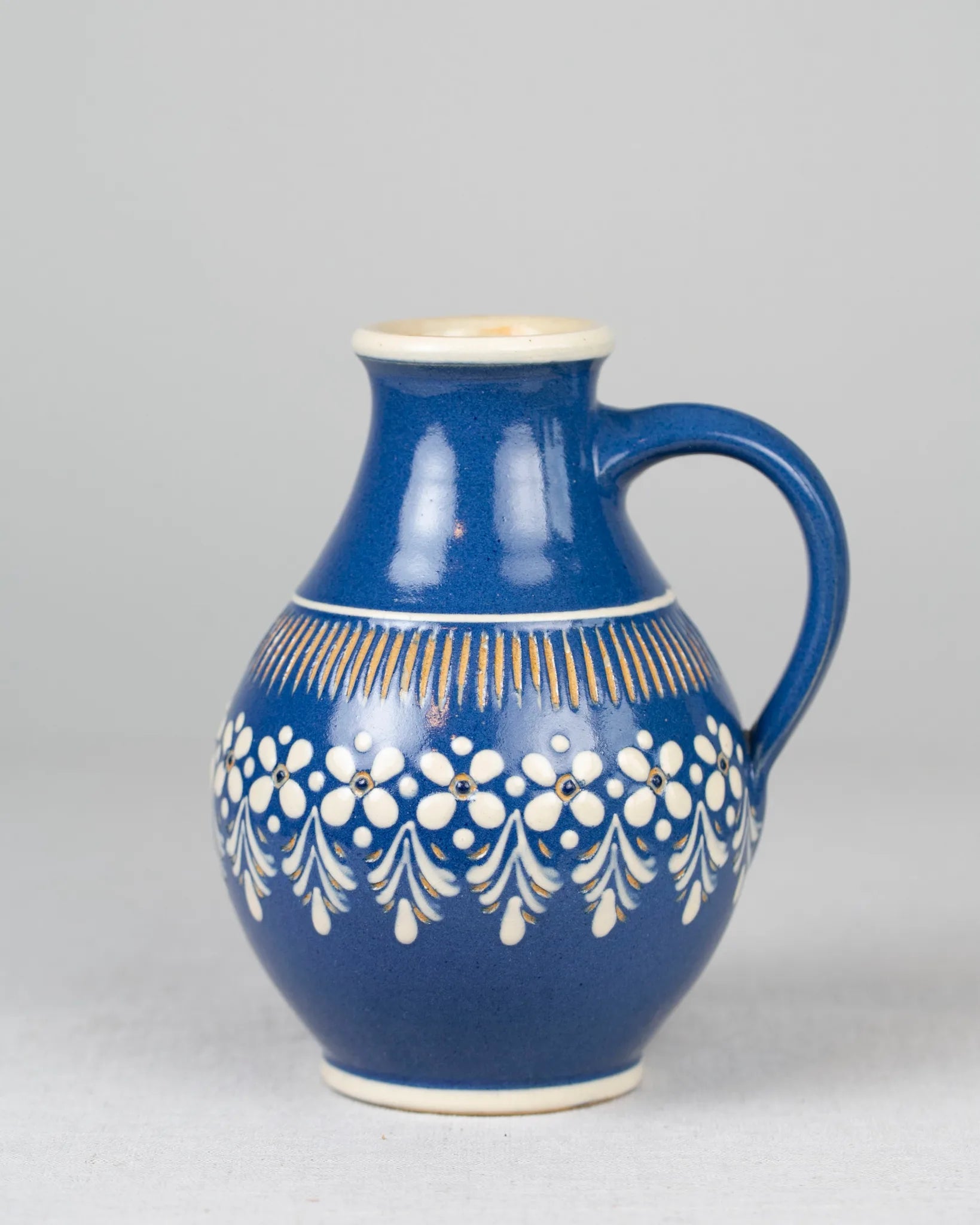 krug-blau-blumen-muster-keramik-vintage-karaffe-deko-landhaus