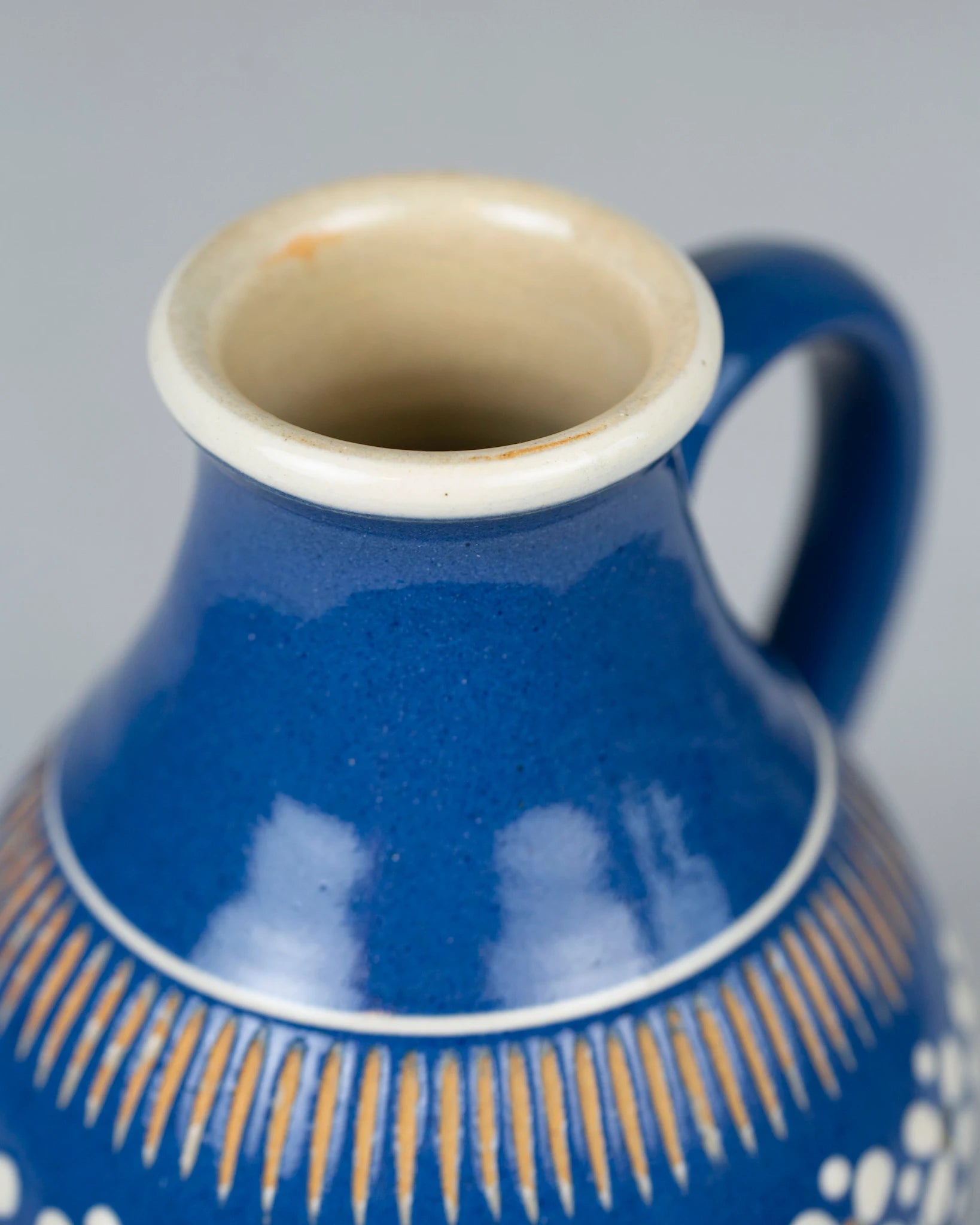 krug-blau-blumen-muster-keramik-vintage-karaffe-deko-landhaus