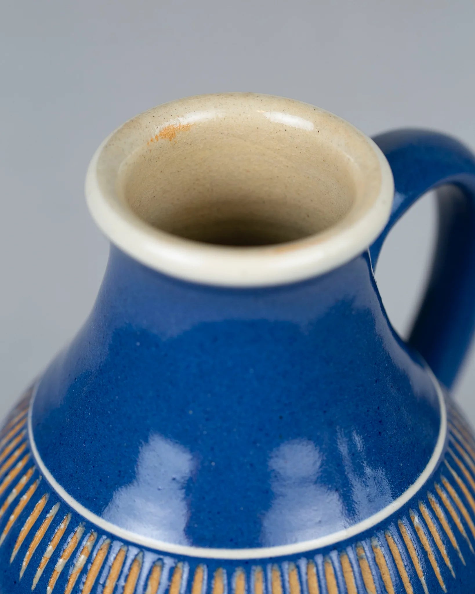 krug-blau-blumen-muster-keramik-vintage-karaffe-deko-landhaus