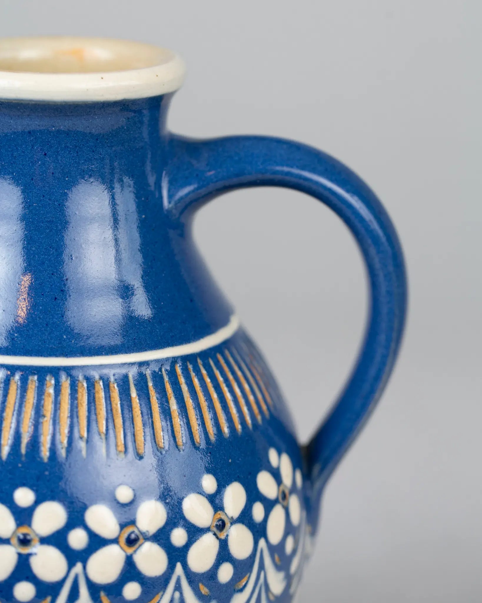 krug-blau-blumen-muster-keramik-vintage-karaffe-deko-landhaus